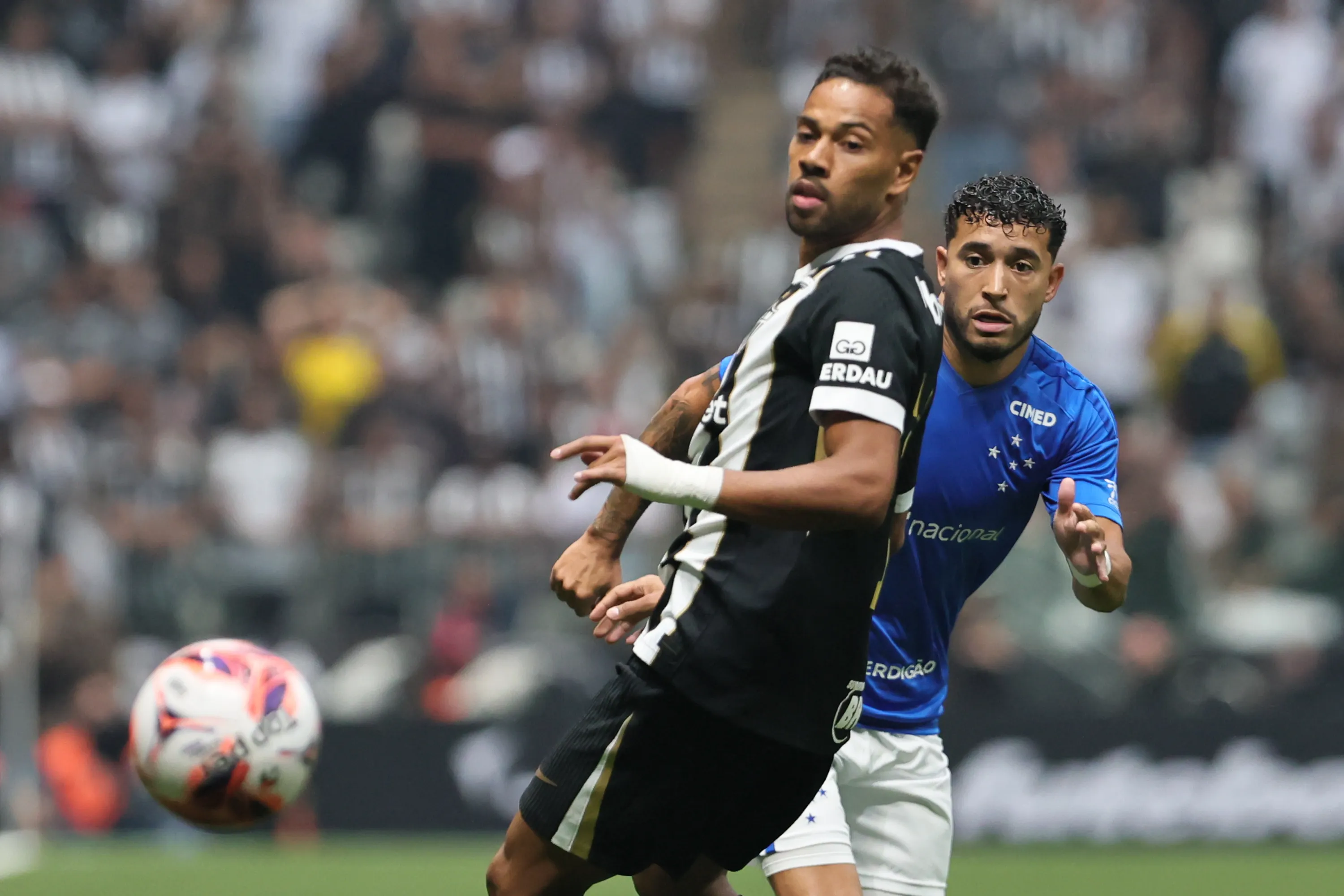 Renan Lodi jogador do Atletico disputa lance com William jogador do Cruzeiro durante partida no estadio Arena MRV pelo campeonato Mineiro 2026. Foto: Gilson Lobo/AGIF