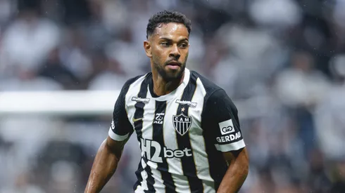 Renan Lodi provoca Kaio Jorge após vitória do Galo no clássico mineiro. Foto: Pedro Souza / Atlético