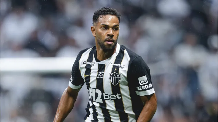 Renan Lodi provoca Kaio Jorge após vitória do Galo no clássico mineiro. Foto: Pedro Souza / Atlético