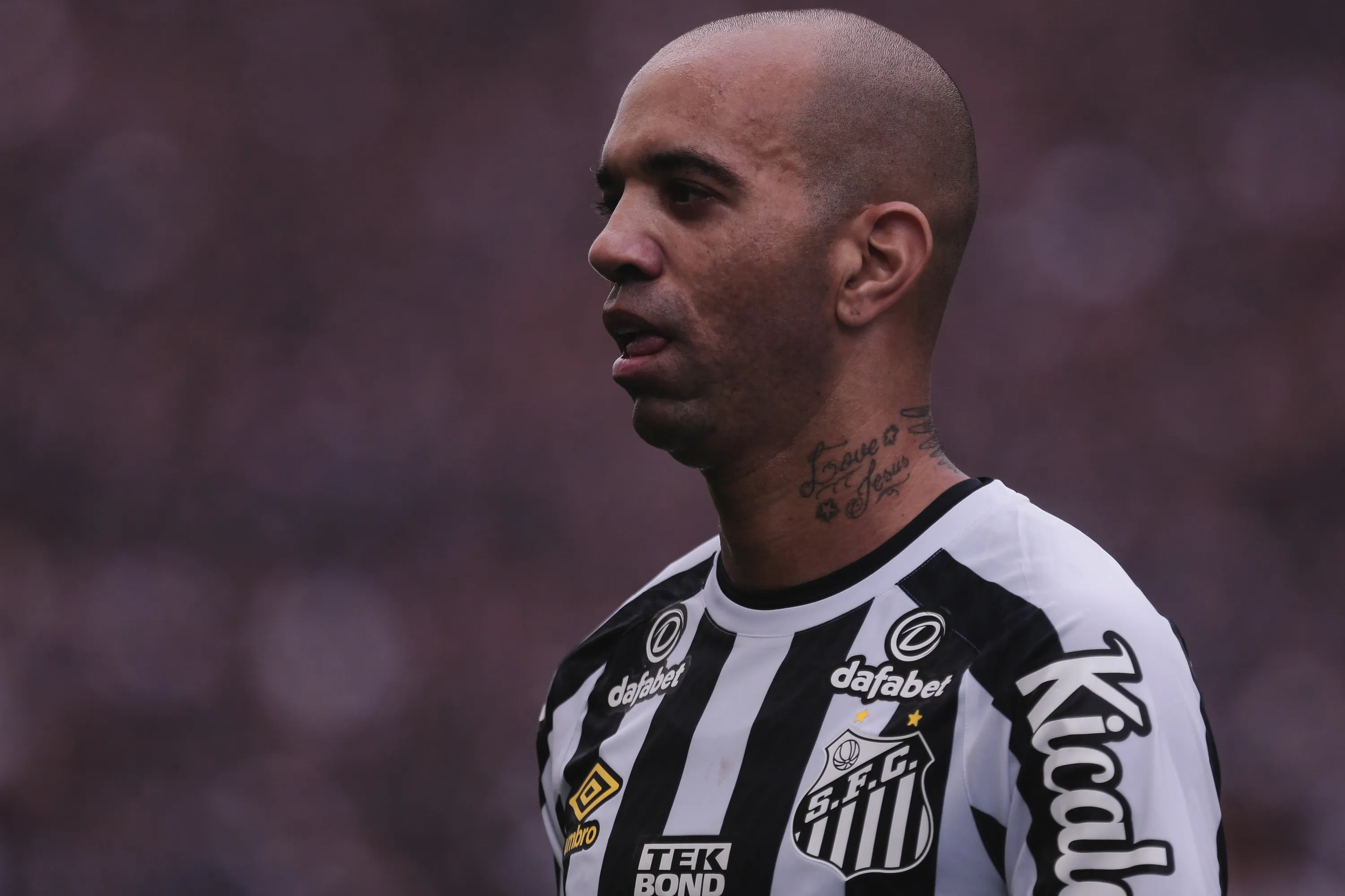 Diego Tardelli durante partida entre Santos e Corinthians no Campeonato Brasileiro de 2021. Foto: Ettore Chiereguini/AGIF