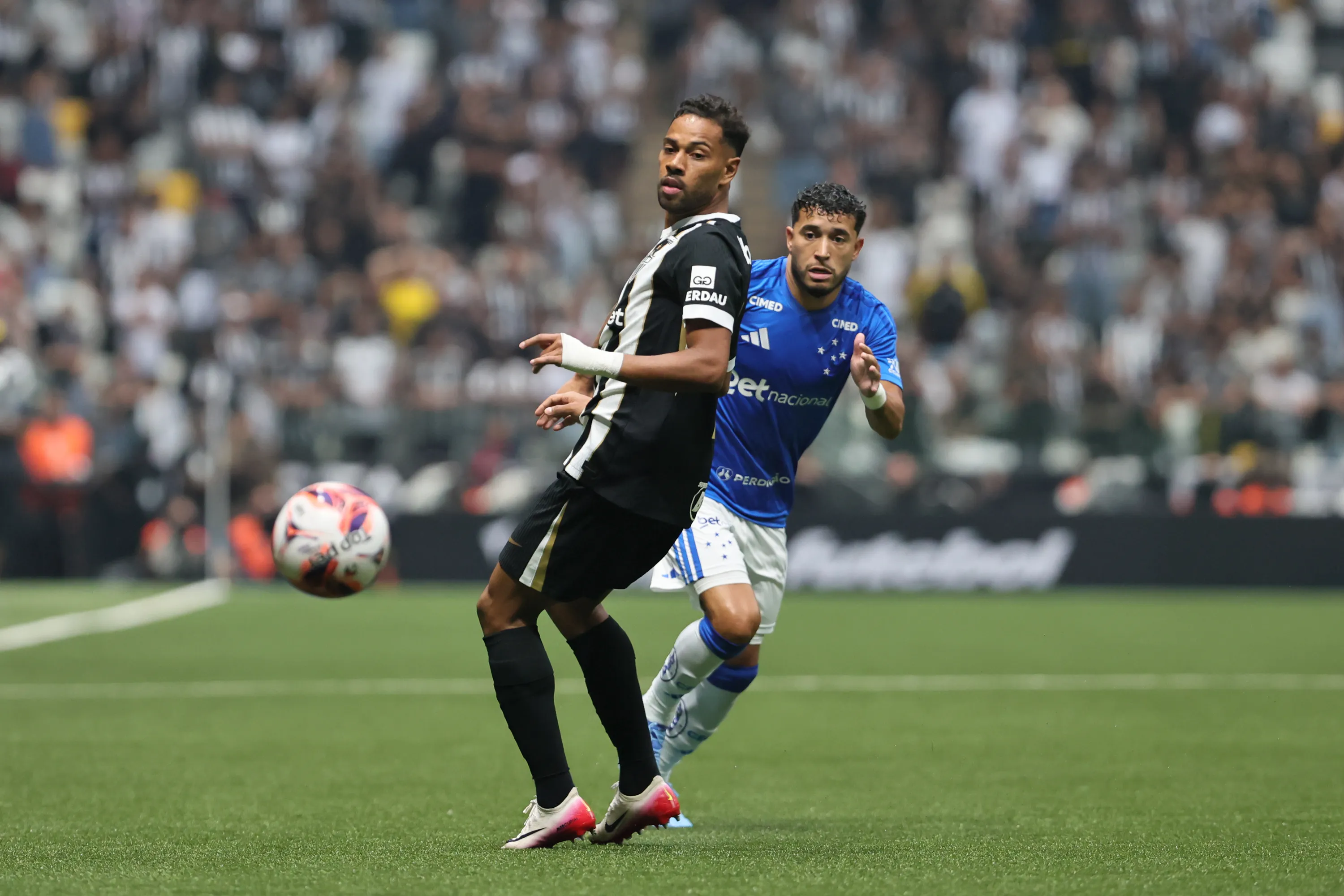 MG – BELO HORIZONTE – 25/01/2026 – MINEIRO 2026, ATLETICO X CRUZEIRO – Renan Lodi jogador do Atletico disputa lance com William jogador do Cruzeiro durante partida no estadio Arena MRV pelo campeonato Mineiro 2026. Foto: Gilson Lobo/AGIF