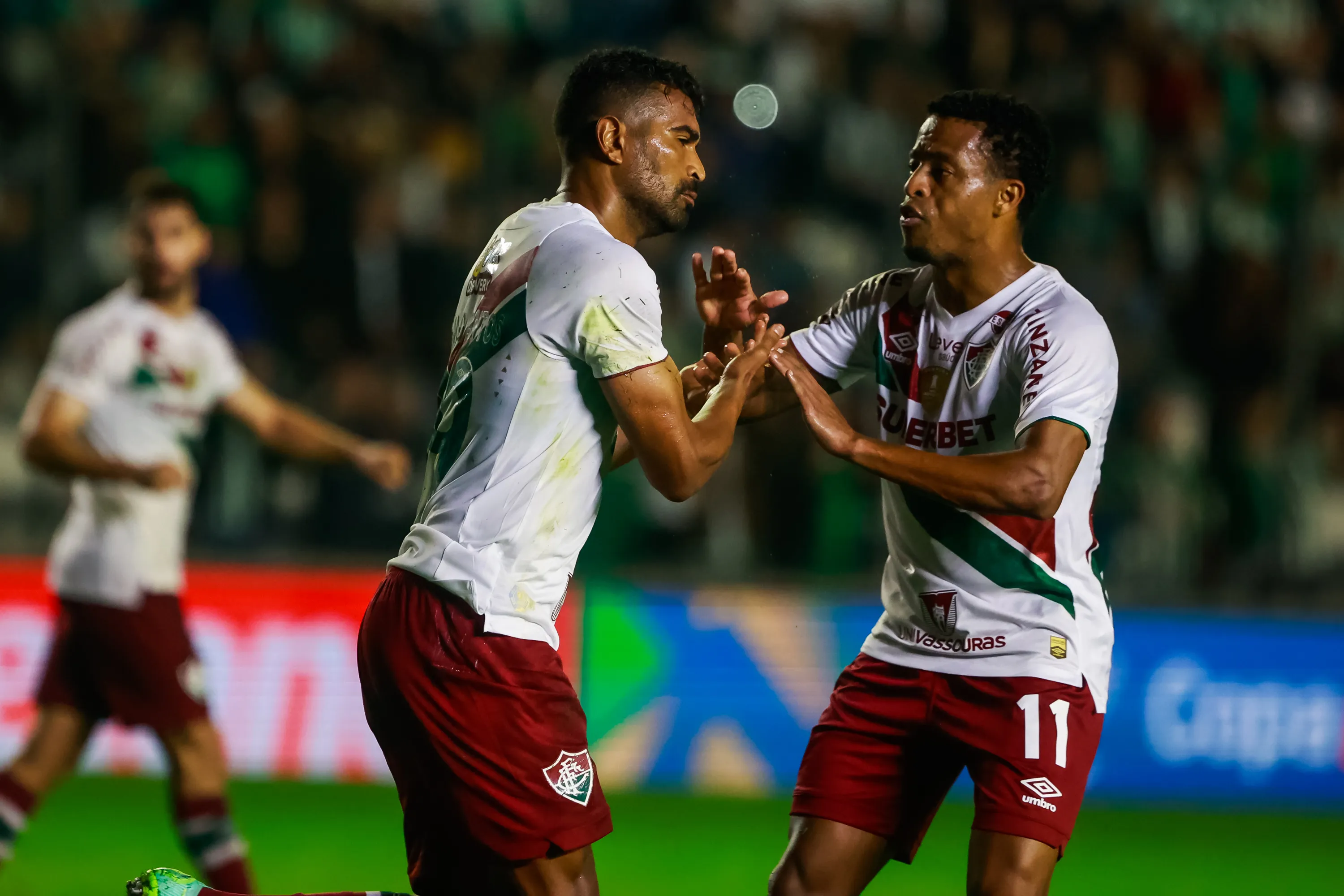 RS – CAXIAS DO SUL – 01/08/2024 – COPA DO BRASIL 2024, JUVENTUDE X FLUMINENSE – Thiago Santos jogador do Fluminense comemora seu gol com Keno jogador da sua equipe durante partida contra o Juventude no estadio Alfredo Jaconi pelo campeonato Copa Do Brasil 2024. Foto: Luiz Erbes/AGIF