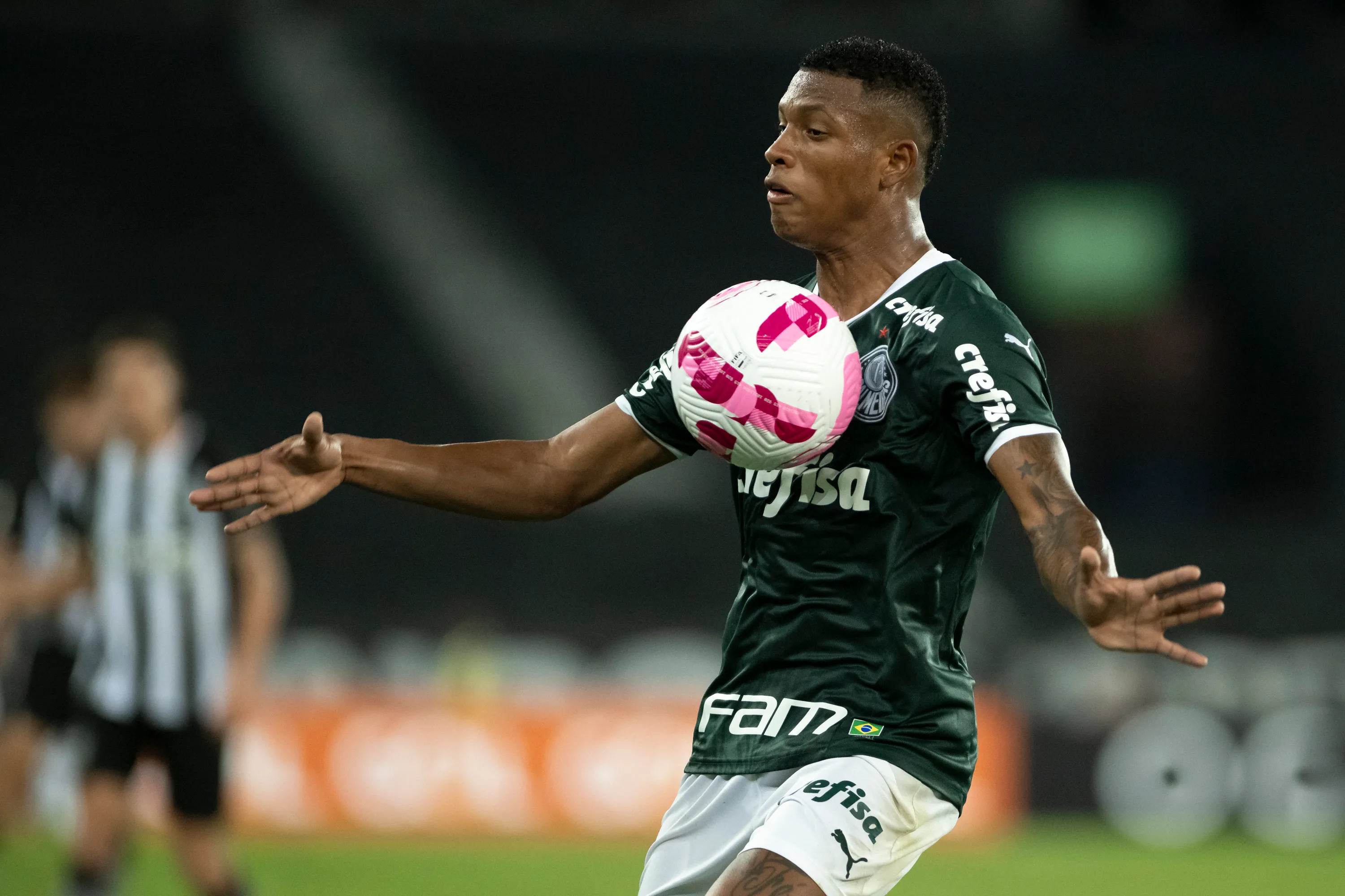 Danilo jogador do Palmeiras durante partida contra o Botafogo no estadio Engenhao pelo campeonato Brasileiro A 2022. Foto: Jorge Rodrigues/AGIF