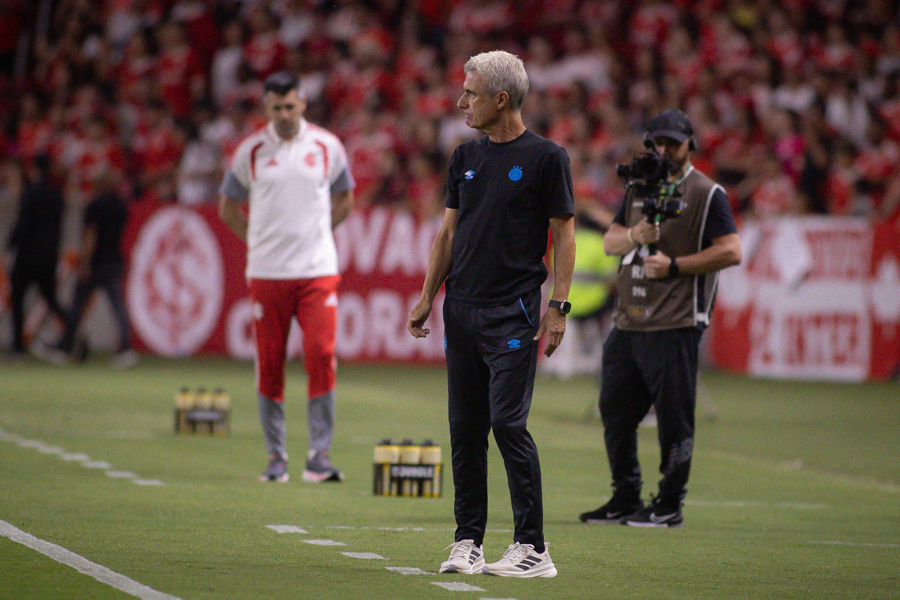 Luís Castro comandando o Grêmio – Foto: Maxi Franzoi/AGIF