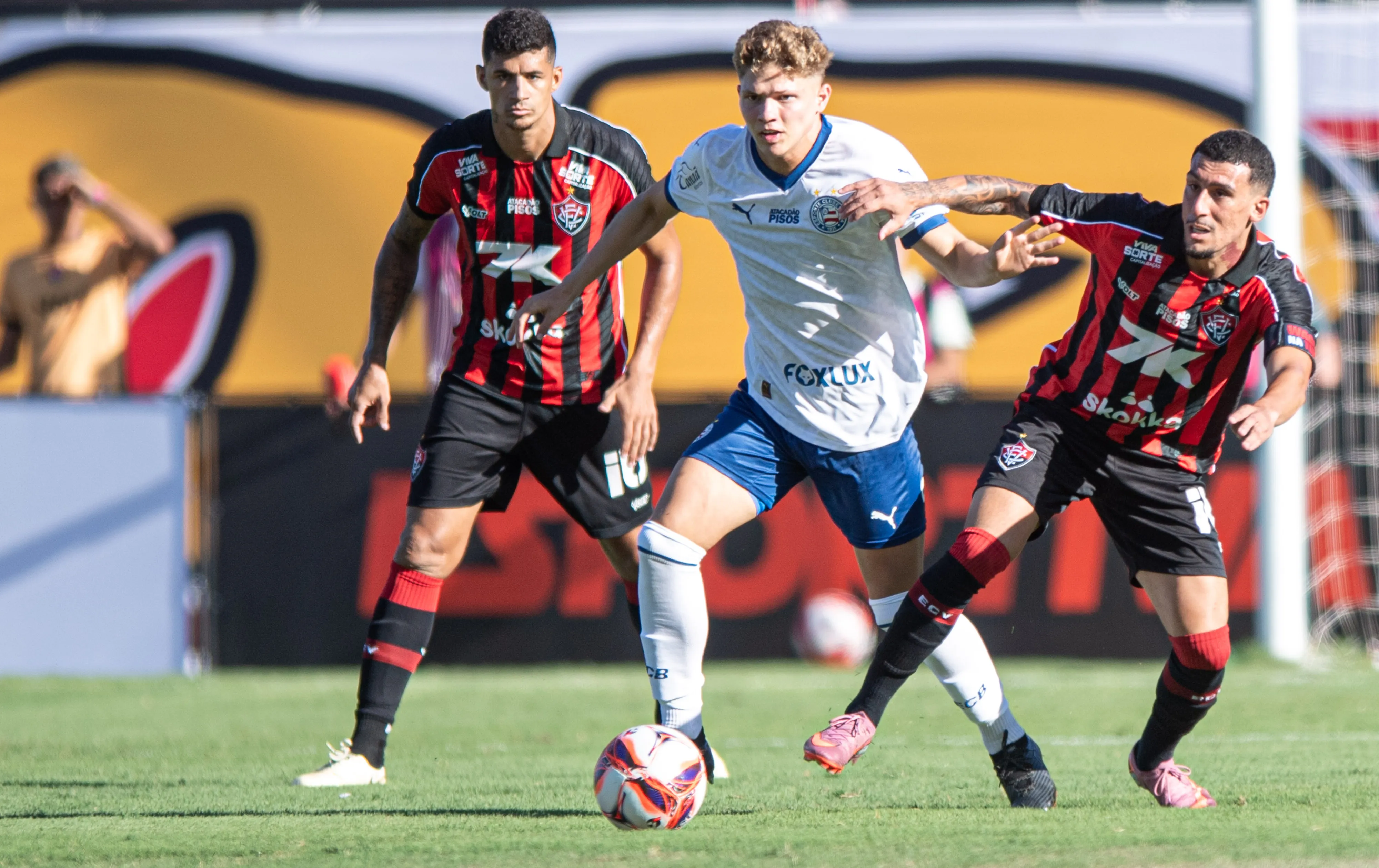 BA – SALVADOR – 25/01/2026 – BAIANO 2026, VITORIA X BAHIA – Baralhas jogador do Vitoria disputa lance com Dell jogador do Bahia durante partida no estadio Barradao pelo campeonato Baiano 2026. Foto: Jhony Pinho/AGIF