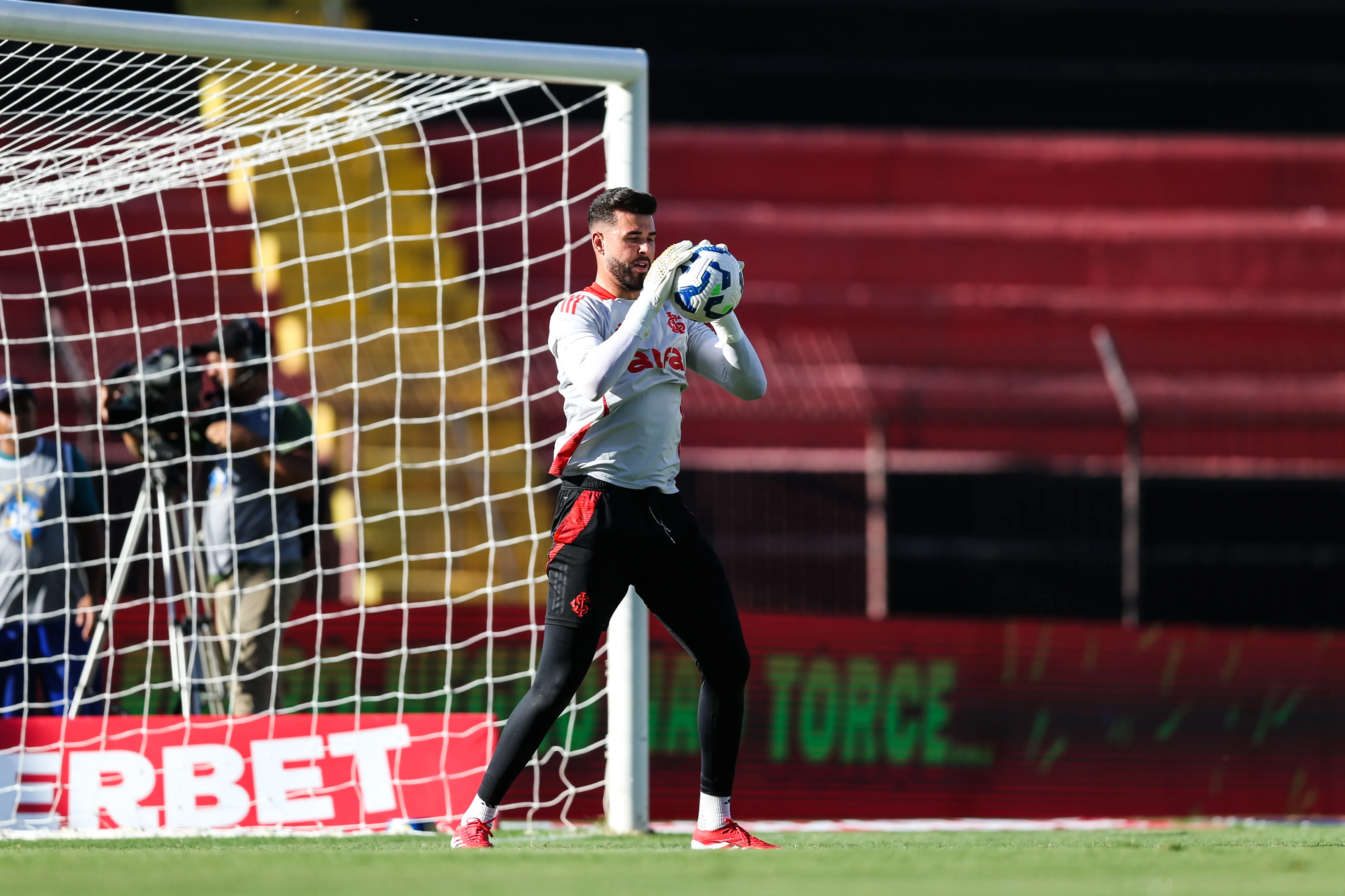 Ivan aquecendo antes de jogo do Internacional em 2025 –  Foto: Marlon Costa/AGIF
