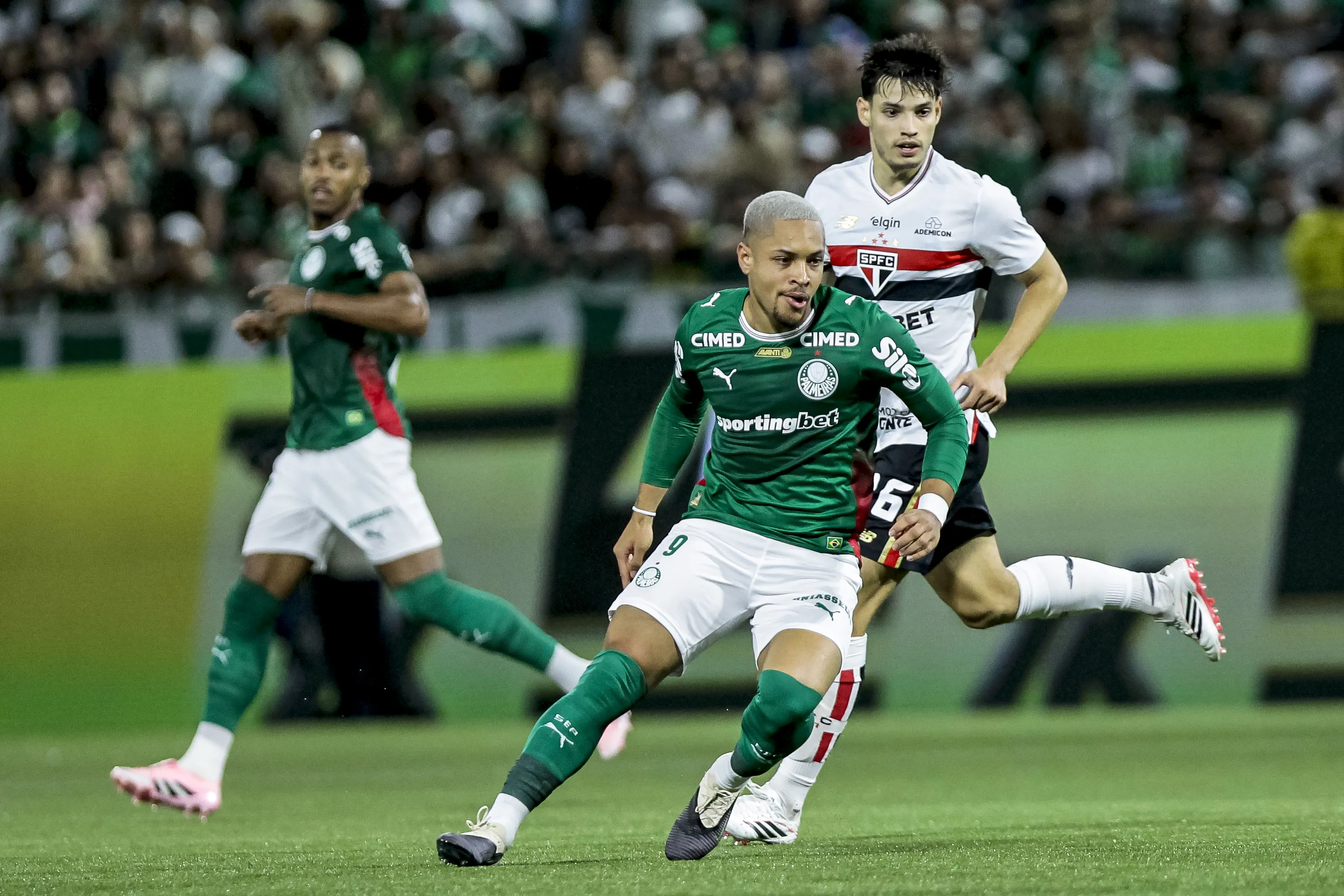 Vitor Roque atuando em Palmeiras x São Paulo –  Foto: Marco Miatelo/AGIF