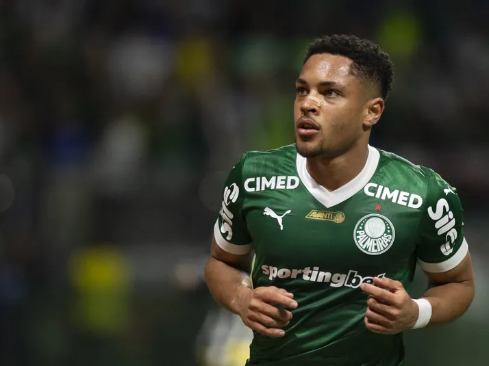 Vitor Roque treina no Palmeiras e deve ser novidade entre os titulares