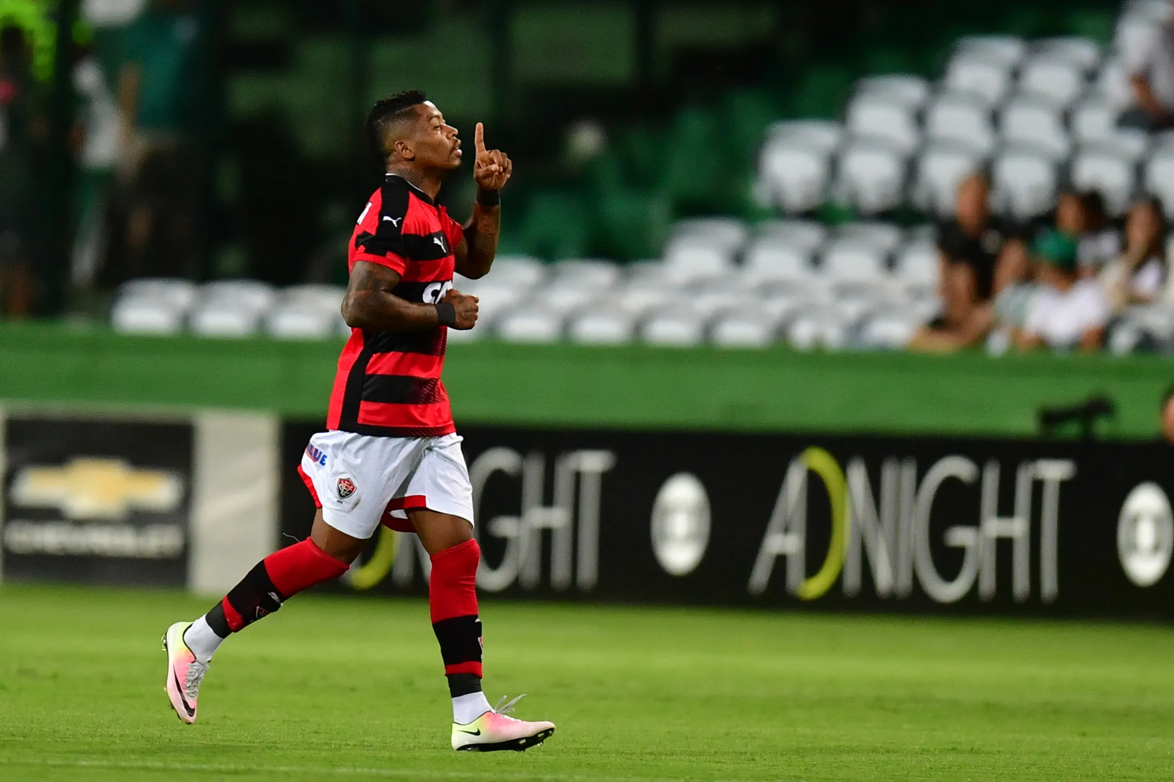 Marinho, jogador do Vitoria comemora seu gol durante partida contra o Coritiba, pelo Campeonato Brasileiro serie A 2016 no estadio Couto Pereira. Foto: Jason Silva/AGIF