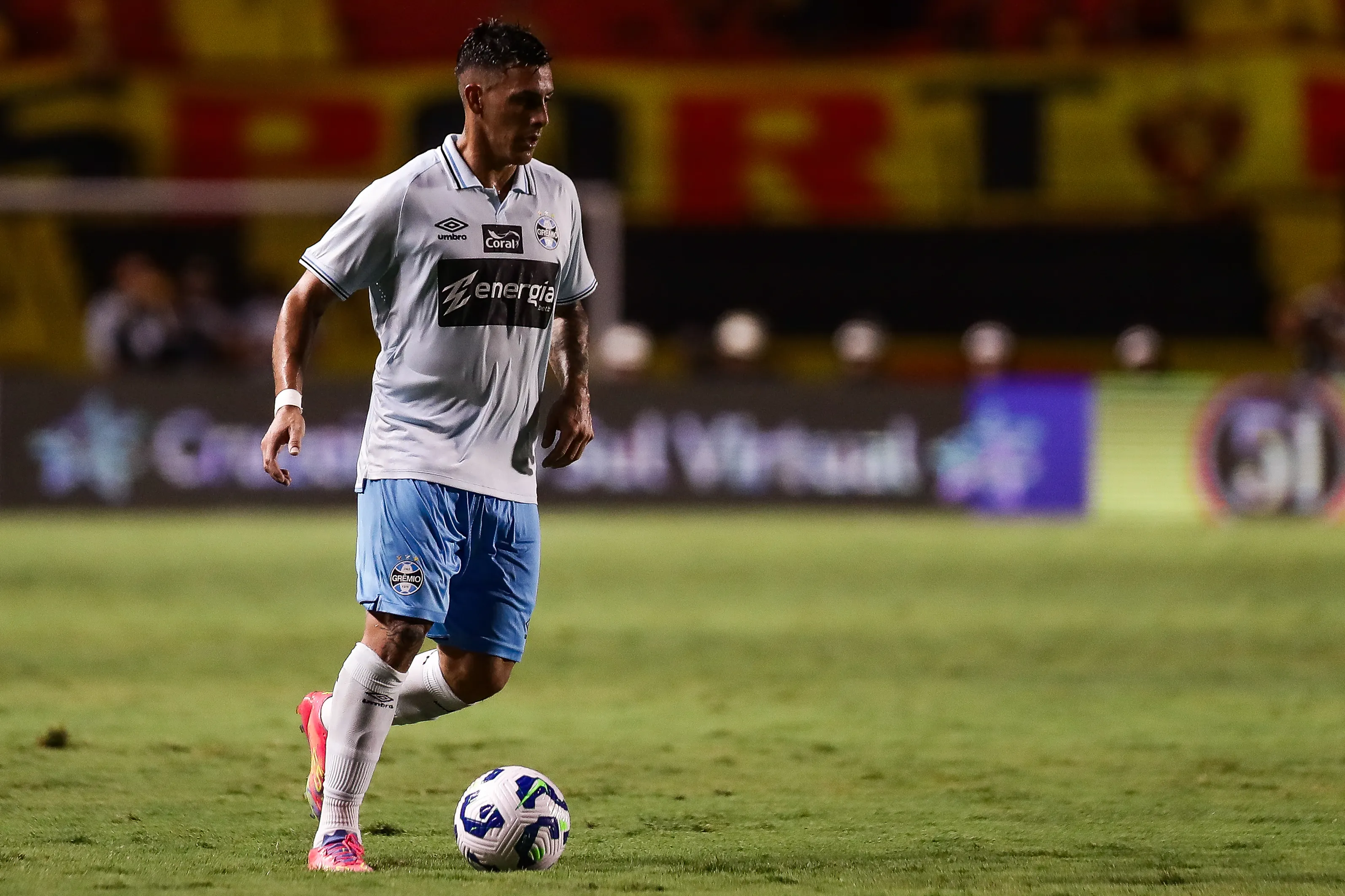 Cristian Pavón atuando no Grêmio – Foto: Rafael Vieira/AGIF