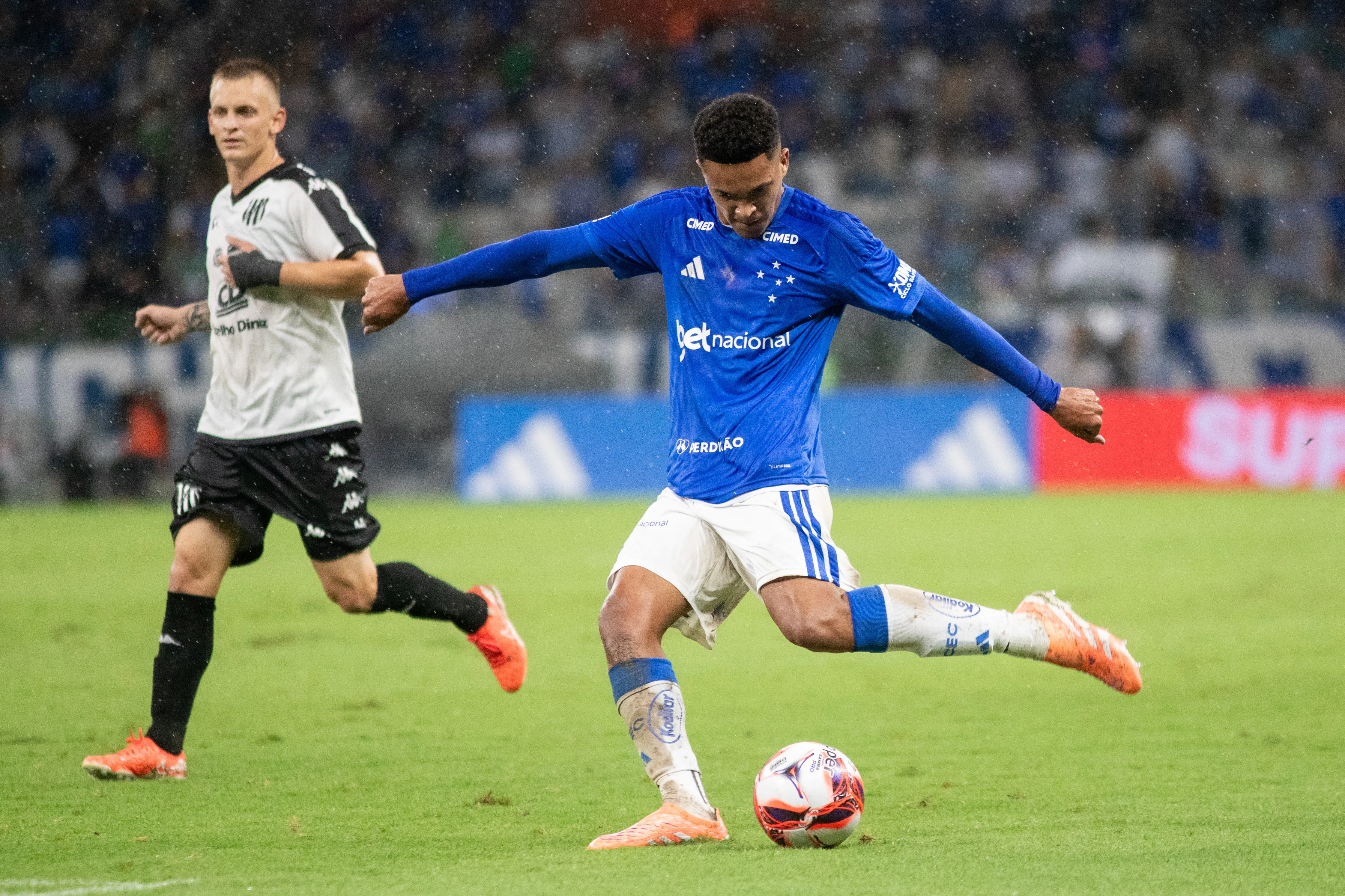 Kauã Prates atuando no Cruzeiro em 2026 – Foto: Fernando Moreno/AGIF