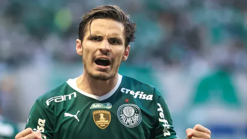 Raphael Veiga jogador do Palmeiras comemora seu gol durante partida contra o Flamengo no estadio Arena Allianz Parque pelo campeonato Brasileiro A 2022. 

