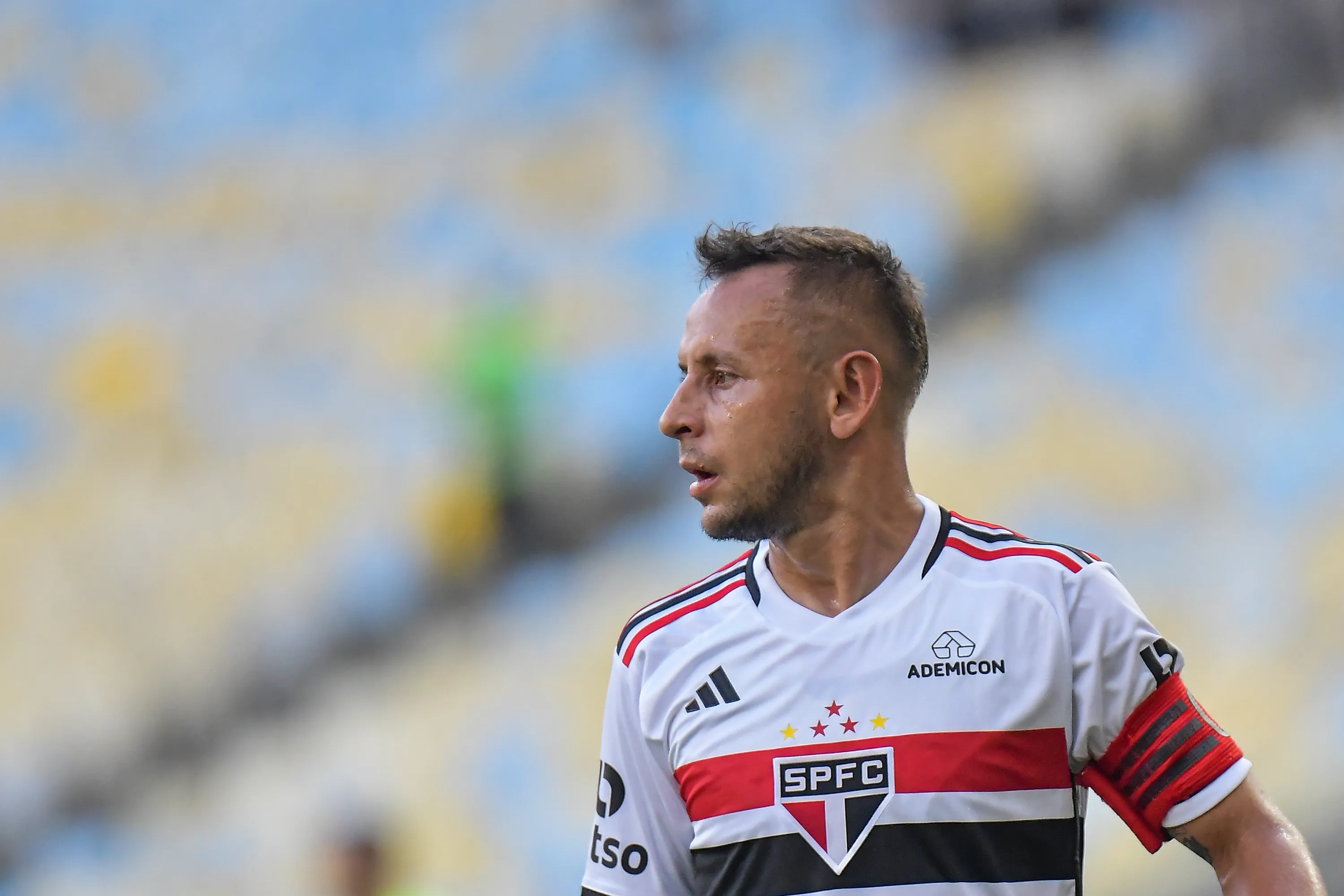 RJ – RIO DE JANEIRO – 17/09/2023 – COPA DO BRASIL 2023, FLAMENGO X SAO PAULO – Rafinha jogador do Sao Paulo durante partida contra o Flamengo no estadio Maracana pelo campeonato Copa do Brasil 2023. Foto: Thiago Ribeiro/AGIF