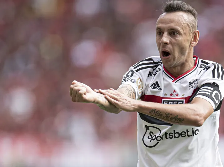 Rafinha fecha com o São Paulo em contrato sem multa