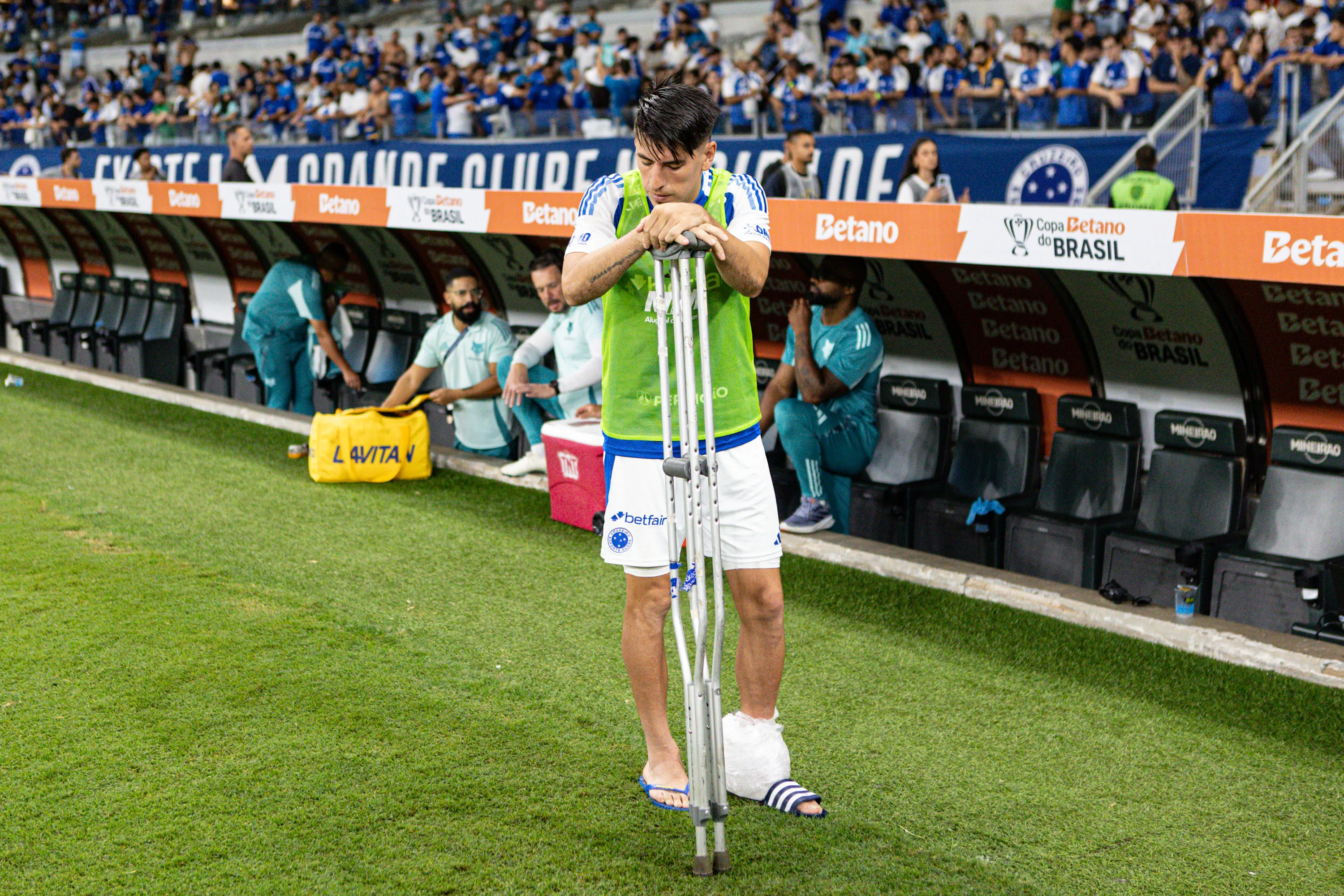 Lucas Villalba jogador do Cruzeiro lesionado com muletas ao final da partida contra o Corinthians no estadio Mineirao pelo campeonato Copa Do Brasil 2025. Foto: Gilson Lobo/AGIF