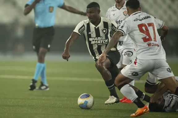 Cuiabano jogador do Botafogo durante partida contra o Vitoria no estadio Engenhao pelo campeonato Copa Do Brasil 2024. Foto: Jorge Rodrigues/AGIF