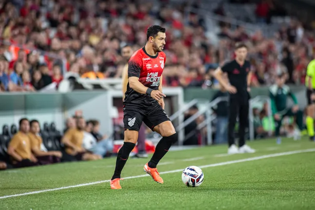 Giuliano durante partida contra a Chapecoense na Série B de 2025. Foto: Luis Garcia/AGIF