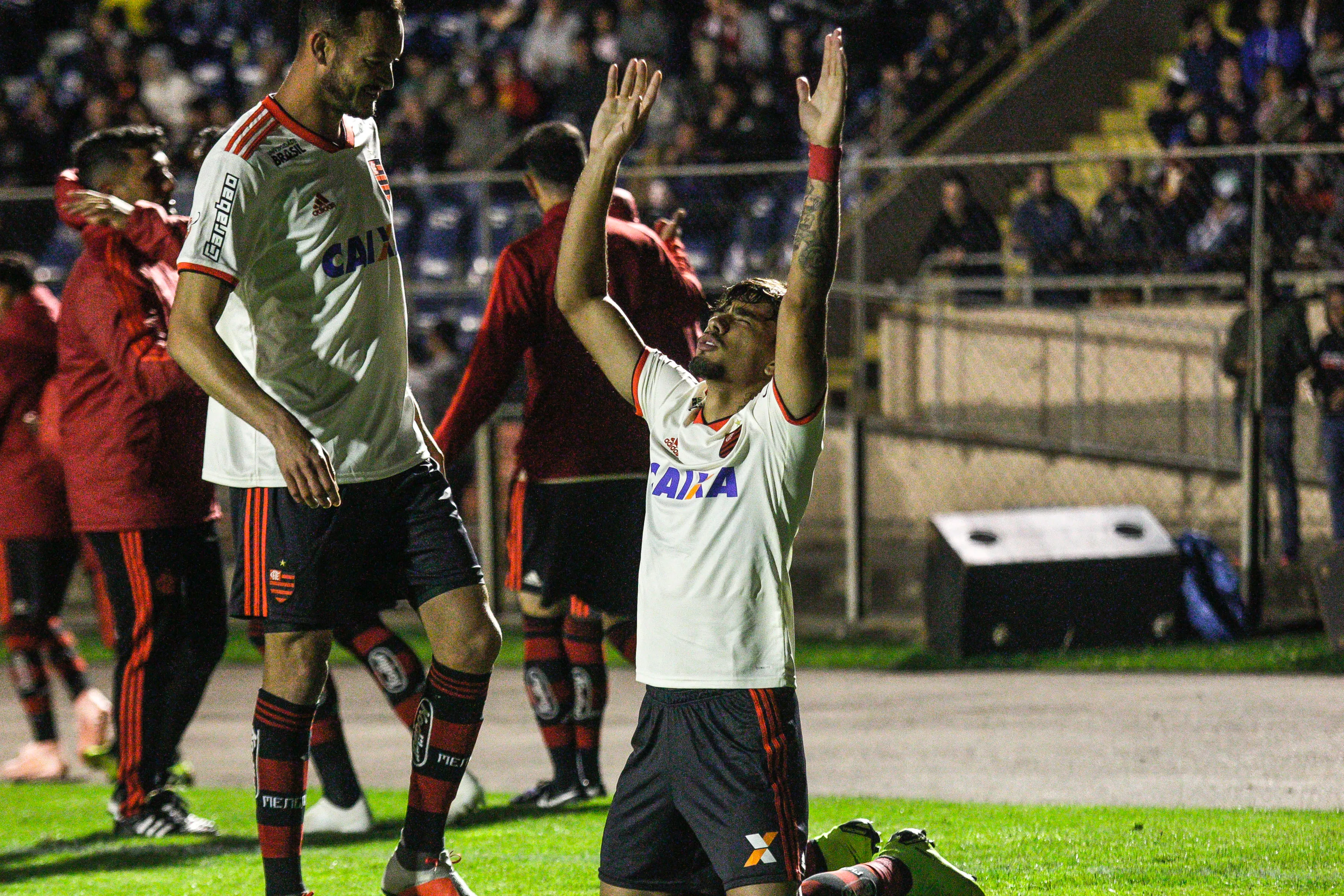Lucas Paquetá jogador do Flamengo comemora seu gol durante partida contra o Paraná Clube no estadio Vila Capanema pelo campeonato Brasileiro A 2018. Foto: Gabriel Machado/AGIF