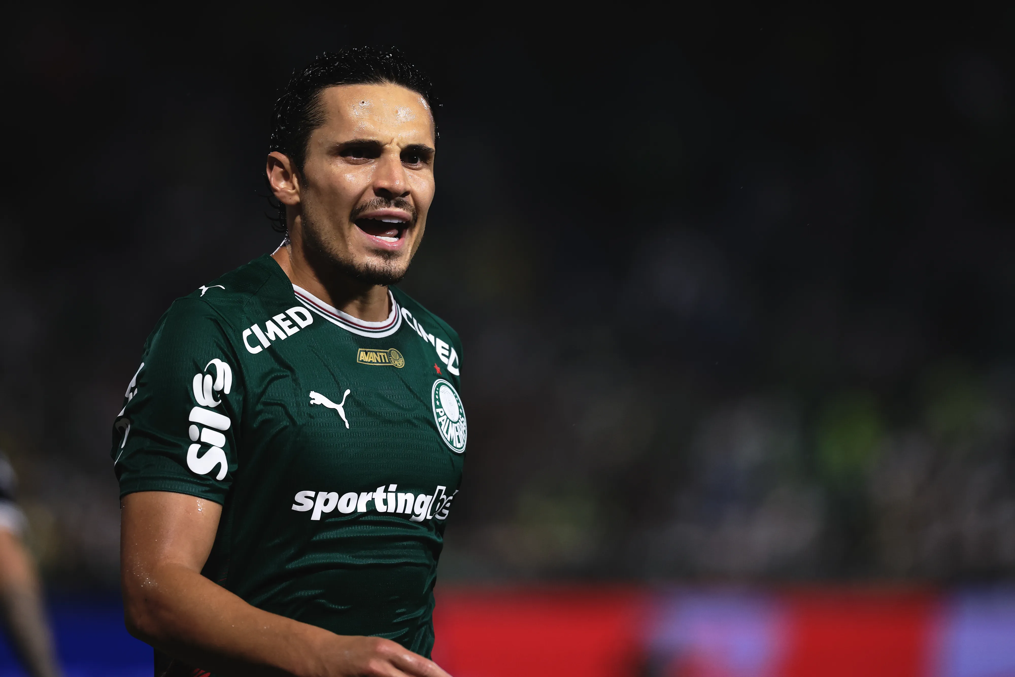 Raphael Veiga jogador do Palmeiras durante partida contra o Santos no estadio Arena Barueri pelo campeonato Paulista 2026. Foto: Ettore Chiereguini/AGIF