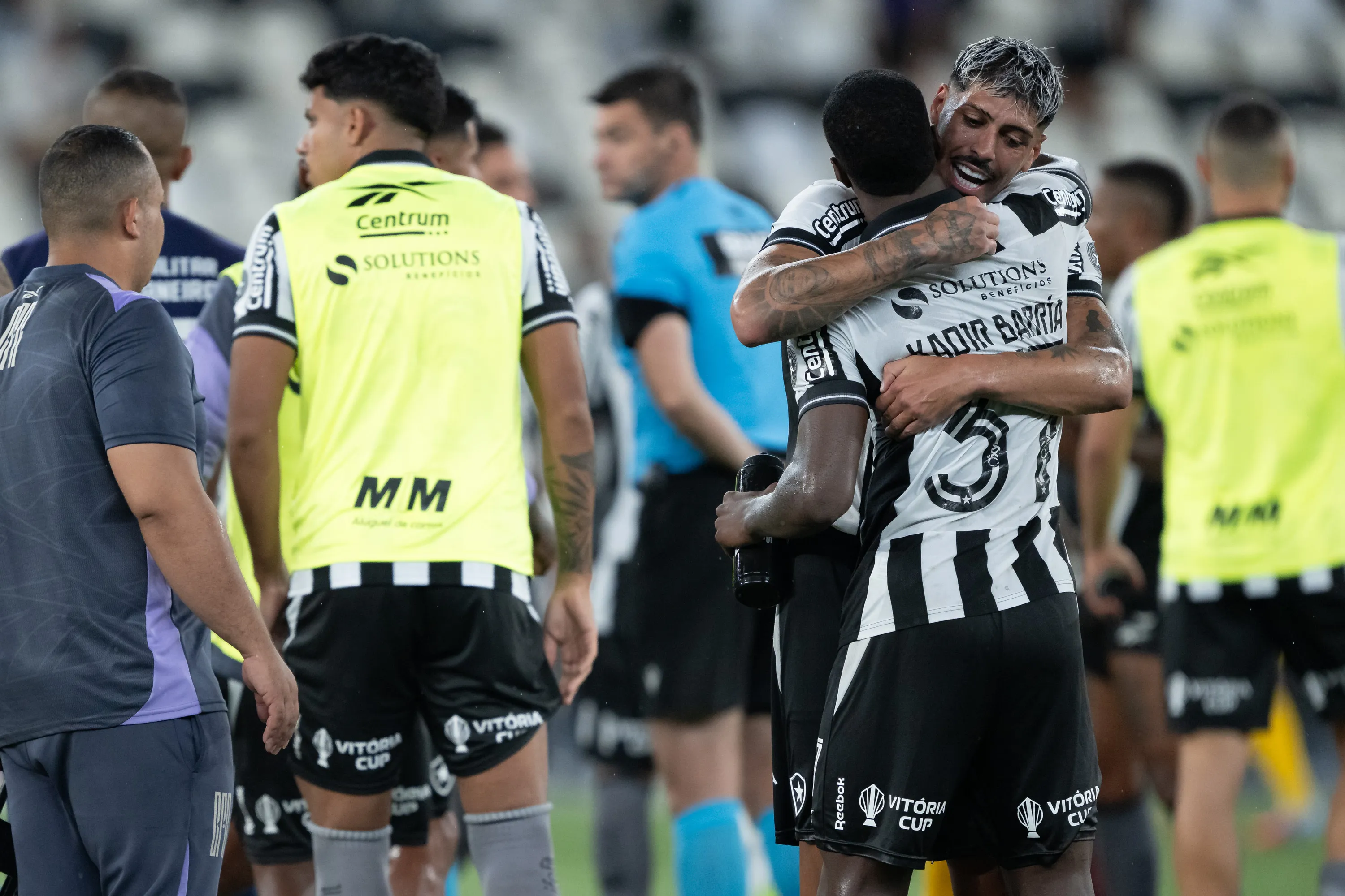 RJ – RIO DE JANEIRO – 18/11/2025 – BRASILEIRO A 2025, BOTAFOGO X SPORT – Kadir jogador do Botafogo comemora vitoria com Barboza jogador da sua equipe apos partida contra o Sport no estadio Engenhao pelo campeonato Brasileiro A 2025. Foto: Jorge Rodrigues/AGIF