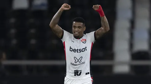 Alerrandro jogador do Vitoria comemora seu gol durante partida contra o Botafogo no estadio Engenhao pelo campeonato Brasileiro A 2024. Foto: Jorge Rodrigues/AGIF