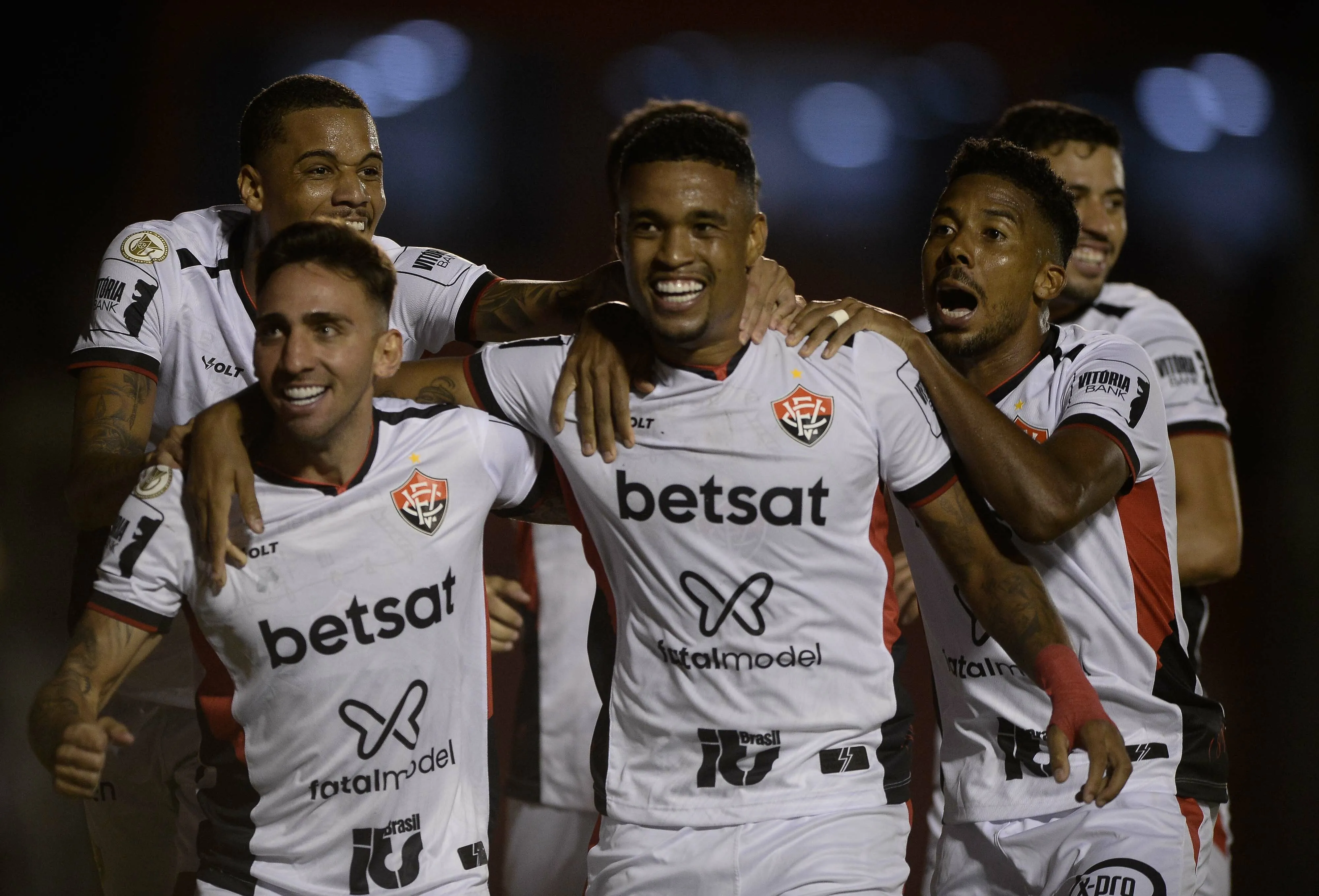 Alerrandro jogador do Vitoria comemora seu gol com jogadores do seu time durante partida contra o Fortaleza no estadio Barradao pelo campeonato Brasileiro A 2024. Foto: Jhony Pinho/AGIF