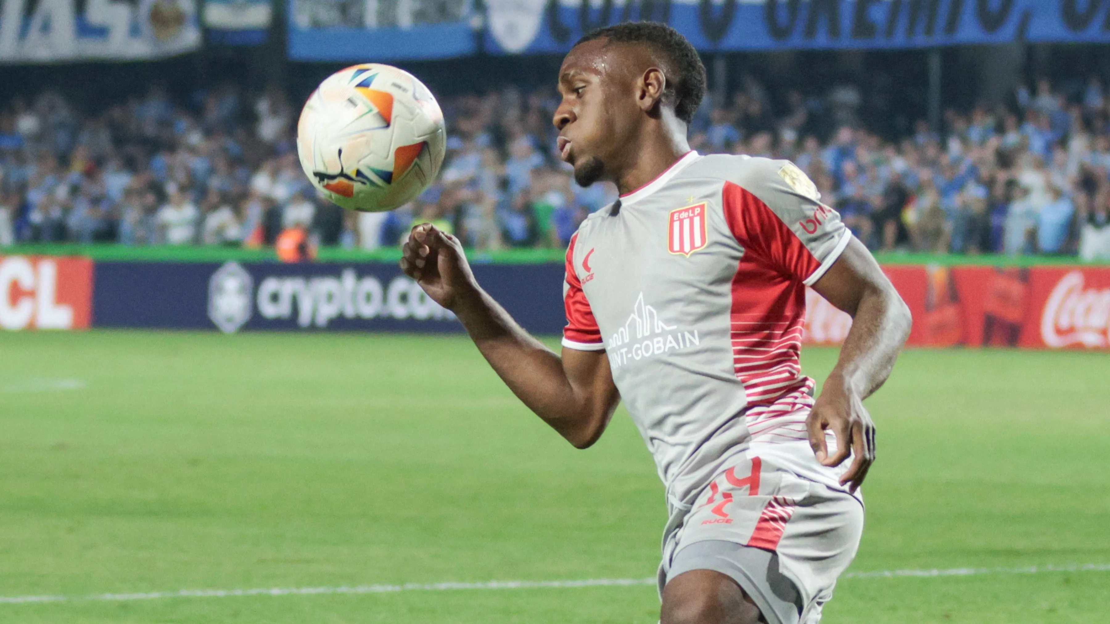 Edwuin Cetré está perto de ser reforço do Athletico-PR. Foto: AGIF