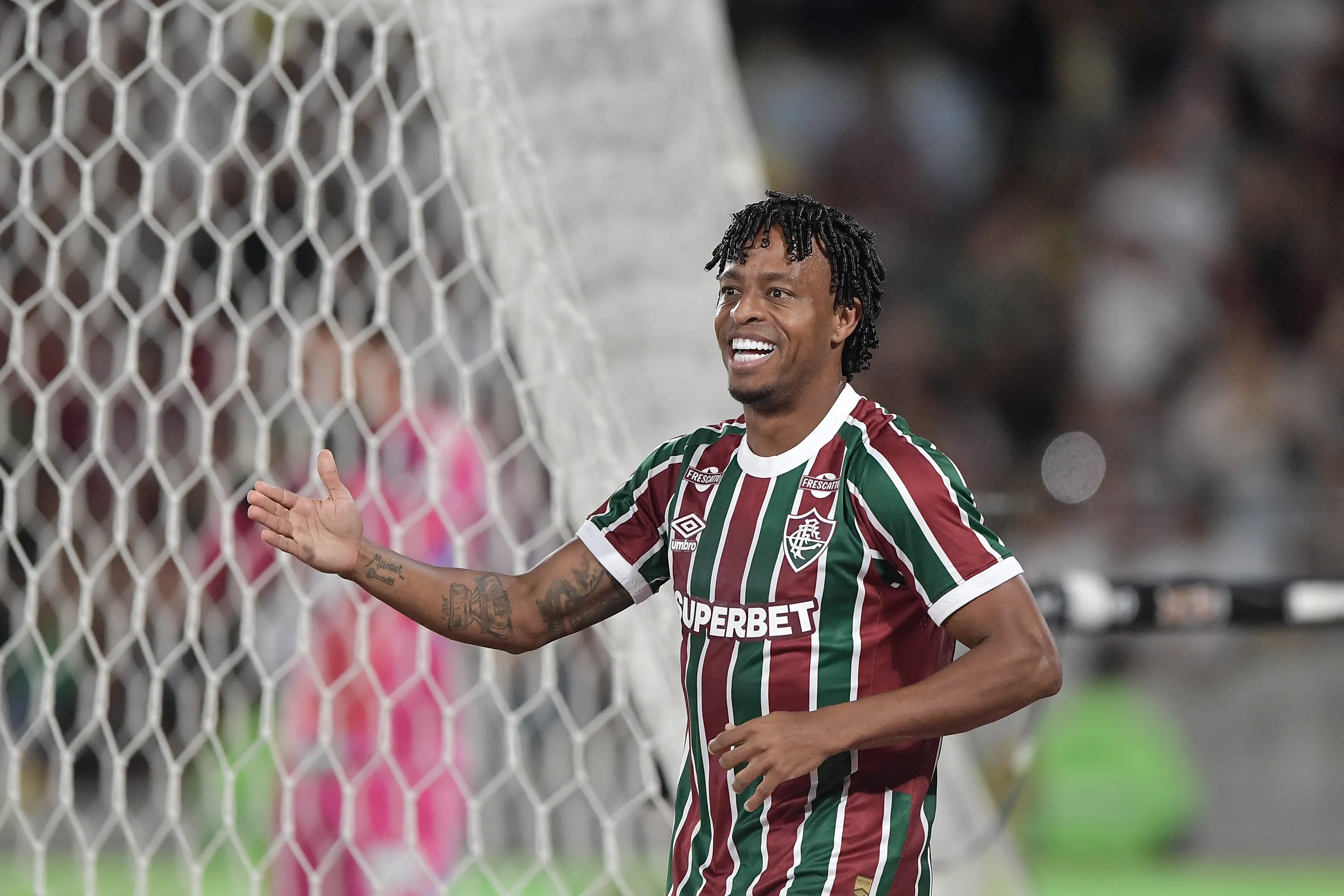 Keno jogador do Fluminense comemora seu gol durante partida contra o Atletico-MG no estadio Maracana pelo campeonato Brasileiro A 2025. Foto: Thiago Ribeiro/AGIF