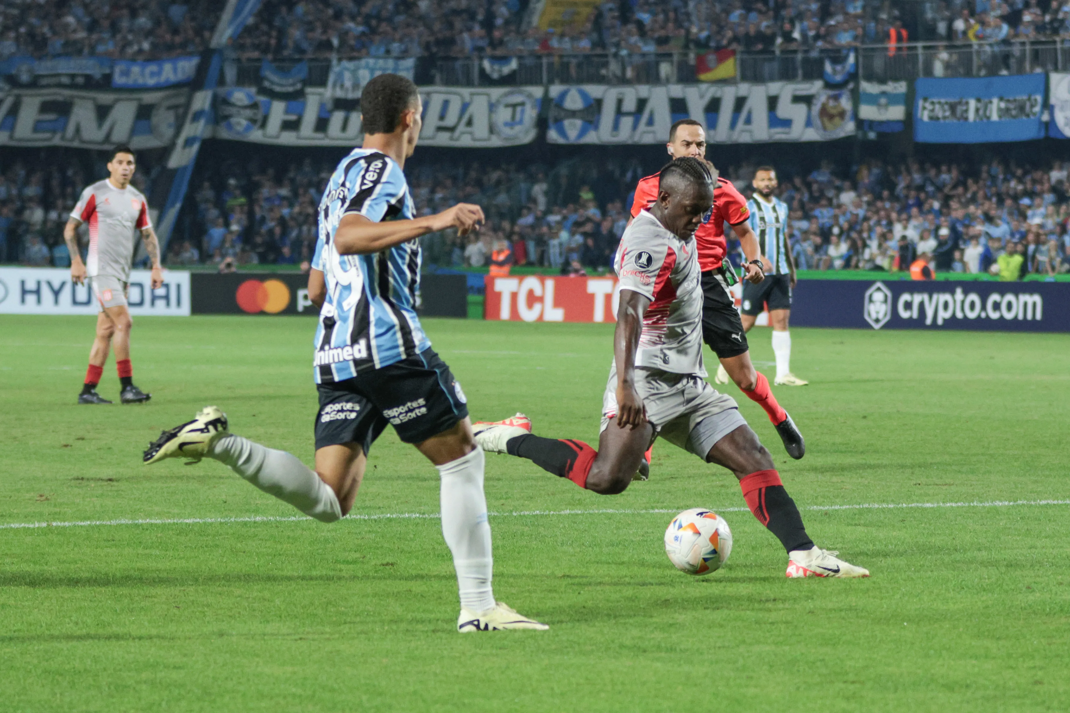 PR – CURITIBA – 08/06/2024 – COPA LIBERTADORES 2024, GREMIO X ESTUDIANTES – Diego Costa jogador do Gremio disputa lance com Edwuin Cetre jogador do Estudiantes durante partida no estadio Couto Pereira pelo campeonato Copa Libertadores 2024. Foto: Robson Mafra/AGIF