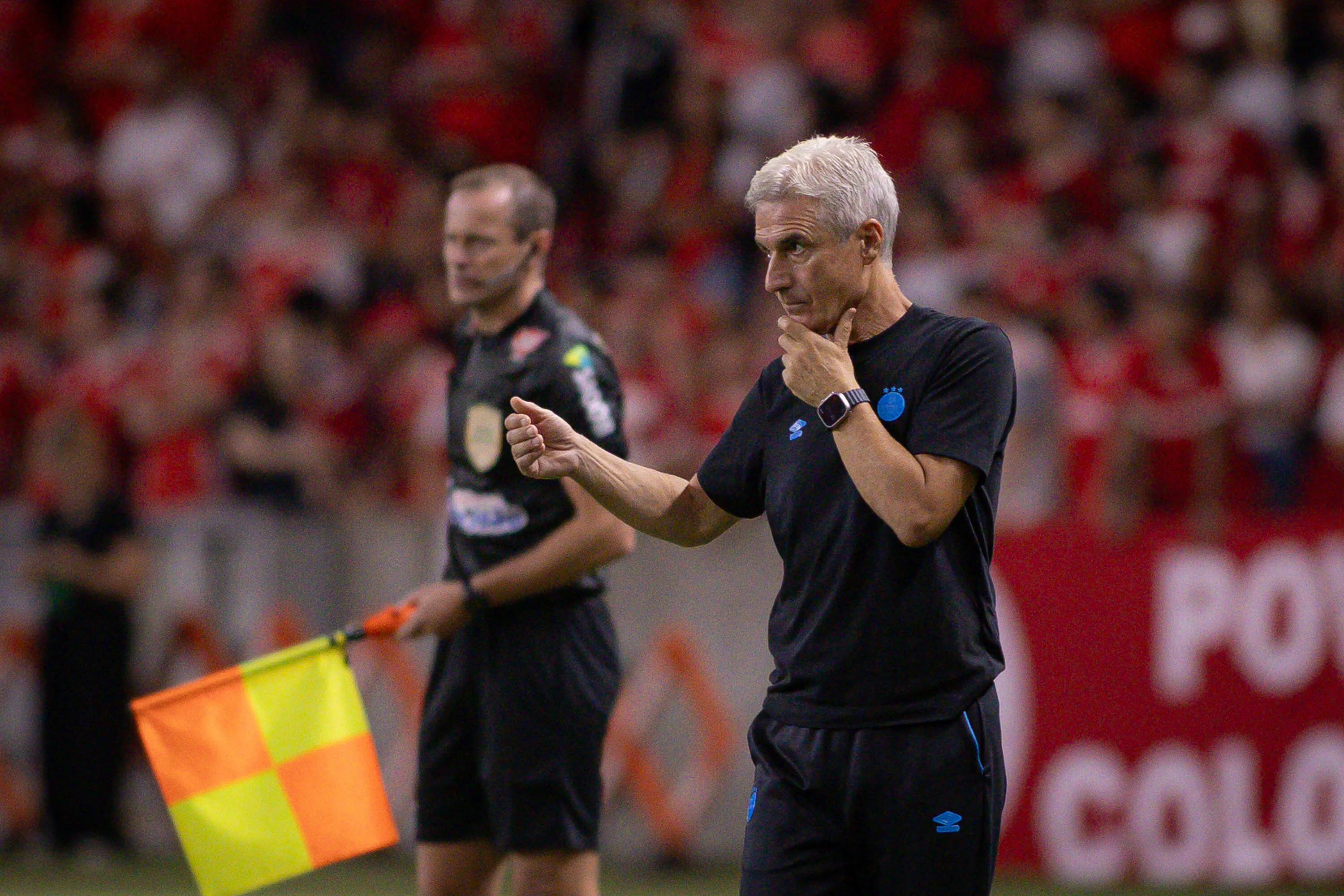 Luís Castro comandando o Grêmio – Foto: Maxi Franzoi/AGIF