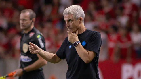 Luis Castro tecnico do Gremio durante partida contra o Internacional no estadio Beira-Rio pelo campeonato Gaucho 2026. Foto: Maxi Franzoi/AGIF
