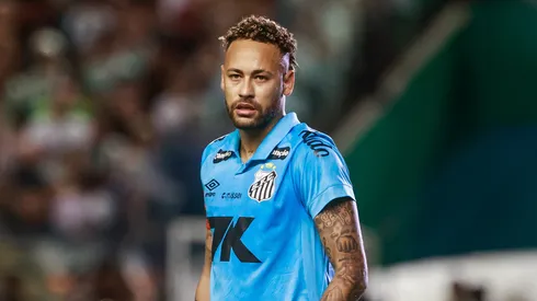 Neymar jogador do Santos durante partida contra o Juventude no estadio Alfredo Jaconi pelo campeonato Brasileiro A 2025. Foto: Luiz Erbes/AGIF