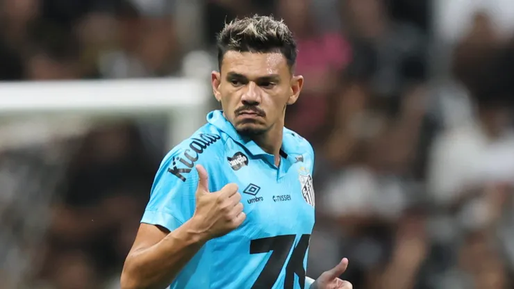 Tiquinho Soares jogador do Santos comemora seu gol durante partida contra o Atletico-MG no estadio Arena MRV pelo campeonato Brasileiro A 2025. Foto: Gilson Lobo/AGIF