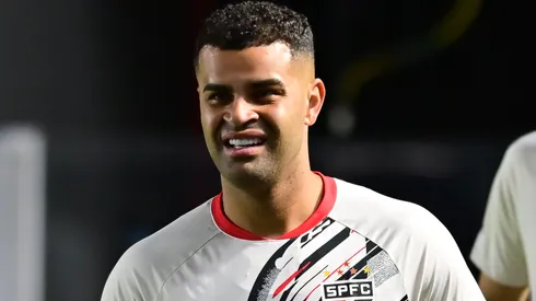 Alisson jogador do Sao Paulo durante aquecimento antes da partida contra o Santos no estadio Vila Belmiro pelo campeonato Brasileiro A 2025. Foto: Jota Erre/AGIF