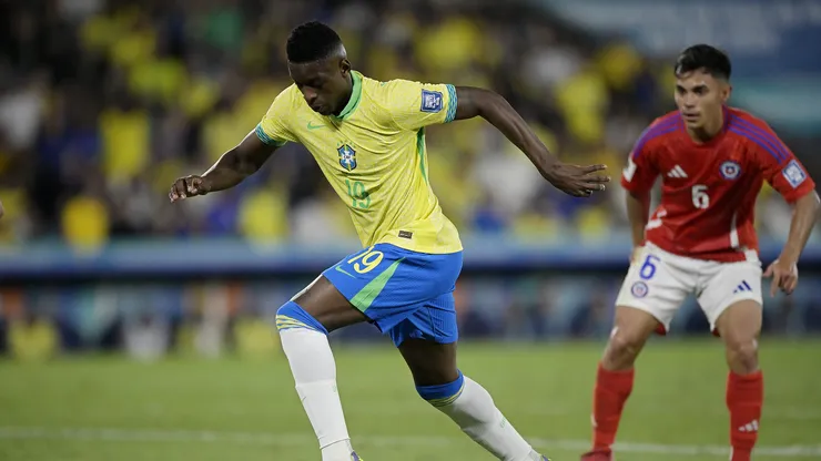 Luis Henrique jogador do Brasil em alnce antes do go, de paqueta na partida contra o Chile no estadio Maracana pelo campeonato Eliminatorias Copa Do Mundo 2026. Foto: Alexandre Loureiro/AGIF