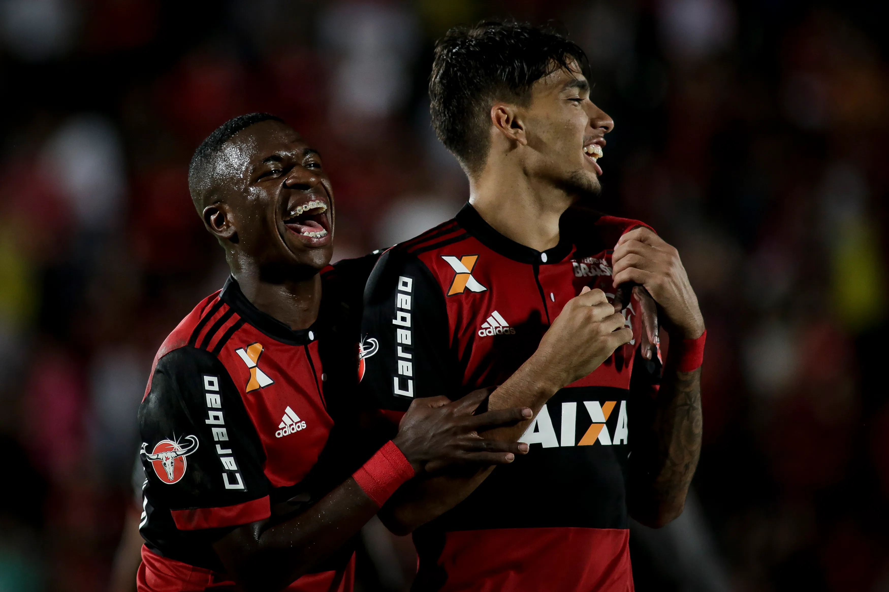 Os jogadores Vinicius Jr e Lucas Paqueta do Flamengo comemoram vitoria contra a equipe do Cruzeiro no estadio Ilha do Urubu pelo campeonato Brasileiro A 2017. Foto: Luciano Belford/AGIF