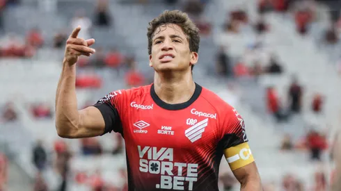João Cruz em campo pelo Furacão. Foto: Robson Mafra/AGIF