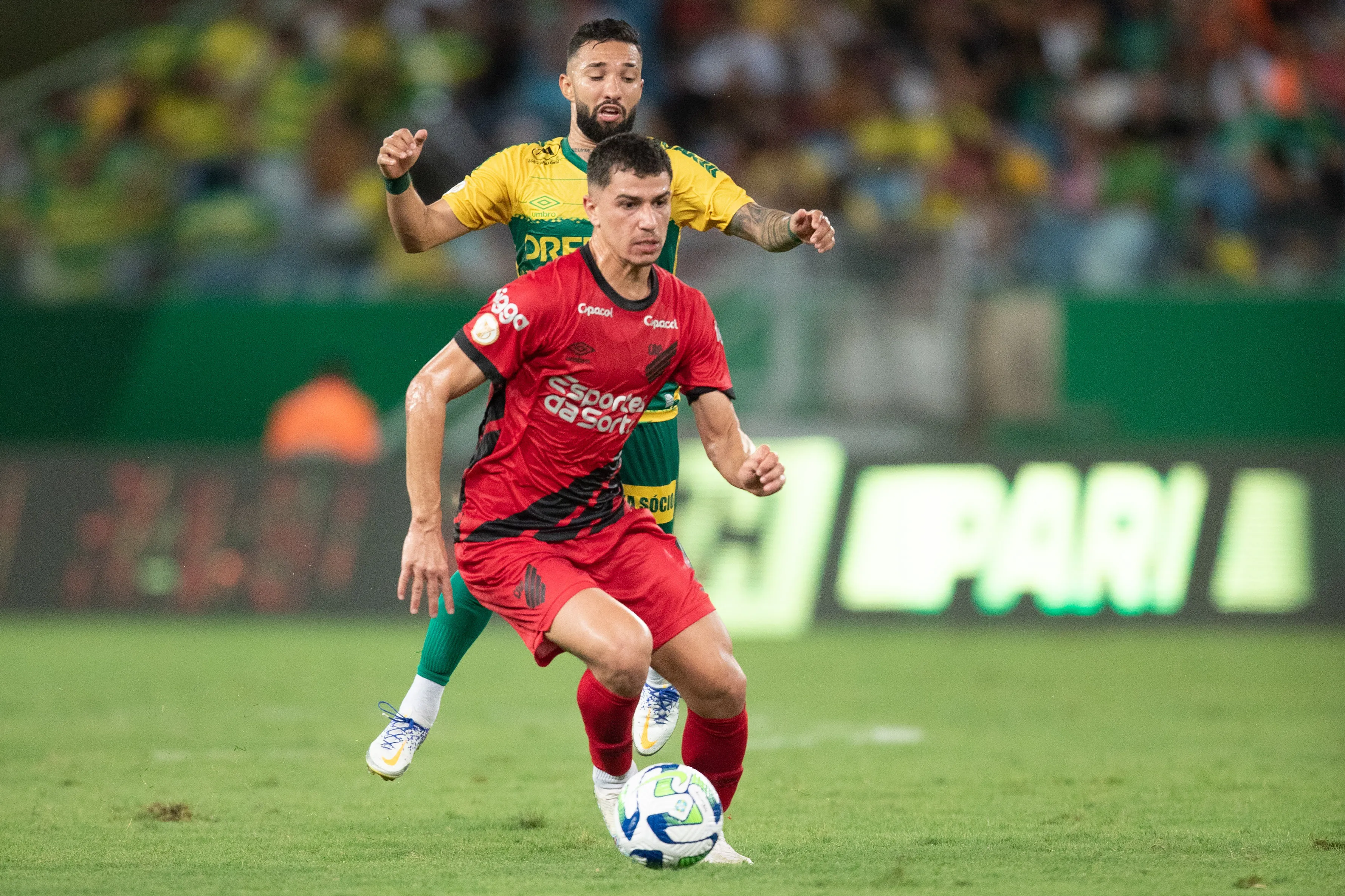 MT – CUIABA – 06/12/2023 – BRASILEIRO A 2023, CUIABA X ATHLETICO-PR – Vitor Bueno jogador do Cuiaba durante partida contra o Athletico-PR no estadio Arena Pantanal pelo campeonato Brasileiro A 2023. Foto: Gil Gomes/AGIF