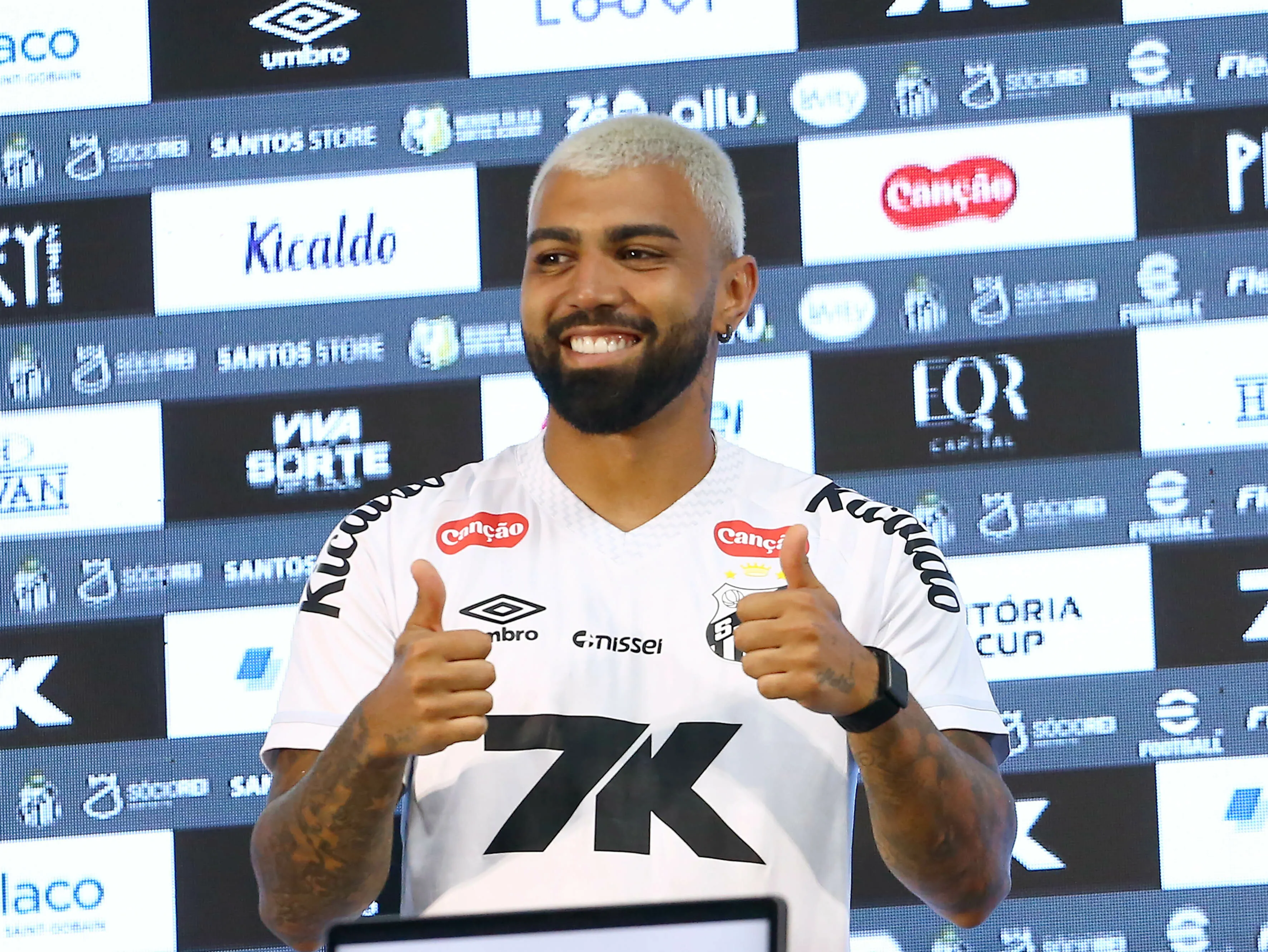 Gabigol posa para fotos durante sua apresentacao oficial como jogador do Santos FC em coletiva de imprensa realizada no Vila Belmiro. Foto: Mauricio De Souza/AGIF