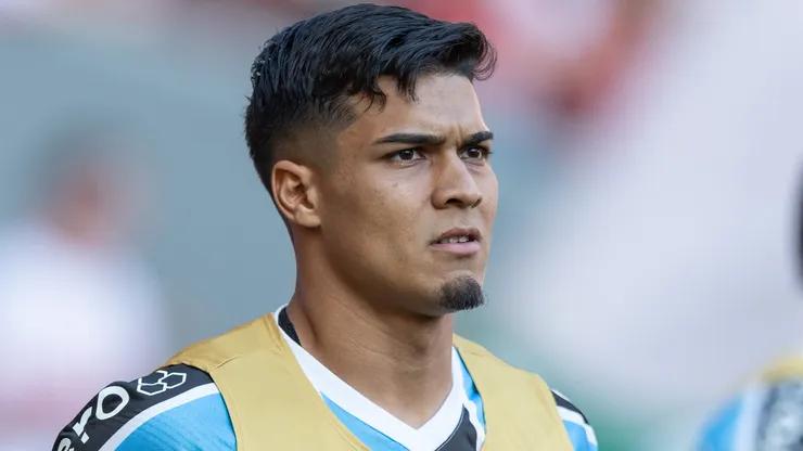 Arezo jogador do Gremio durante partida contra o Internacional no estadio Beira-Rio pelo campeonato Brasileiro A 2024. Foto: Liamara Polli/AGIF