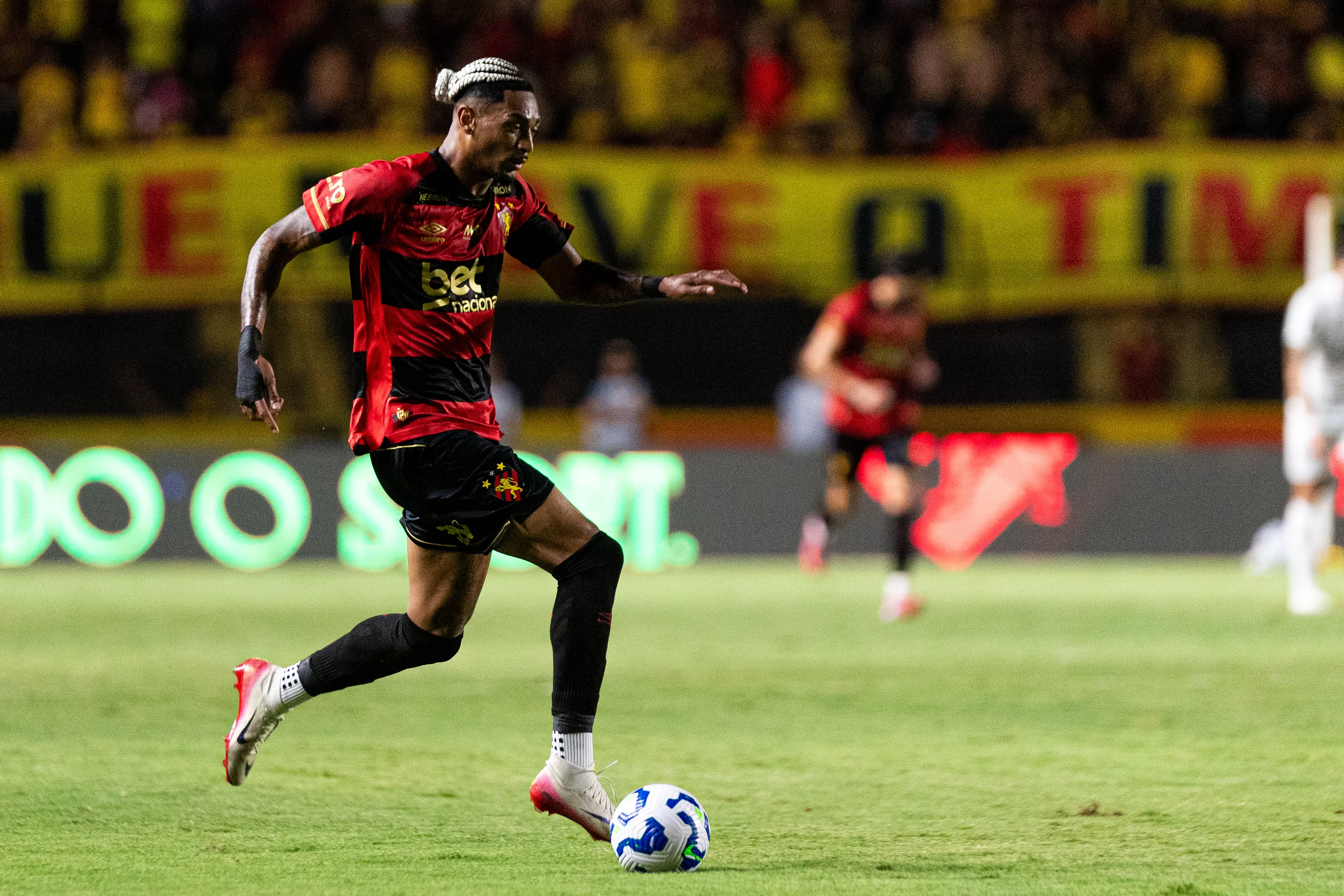 Derik Lacerda atuando no Sport em 2025 – Foto: Rafael Vieira/AGIF