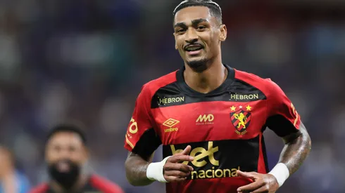 Derik Lacerda com a camisa do Sport