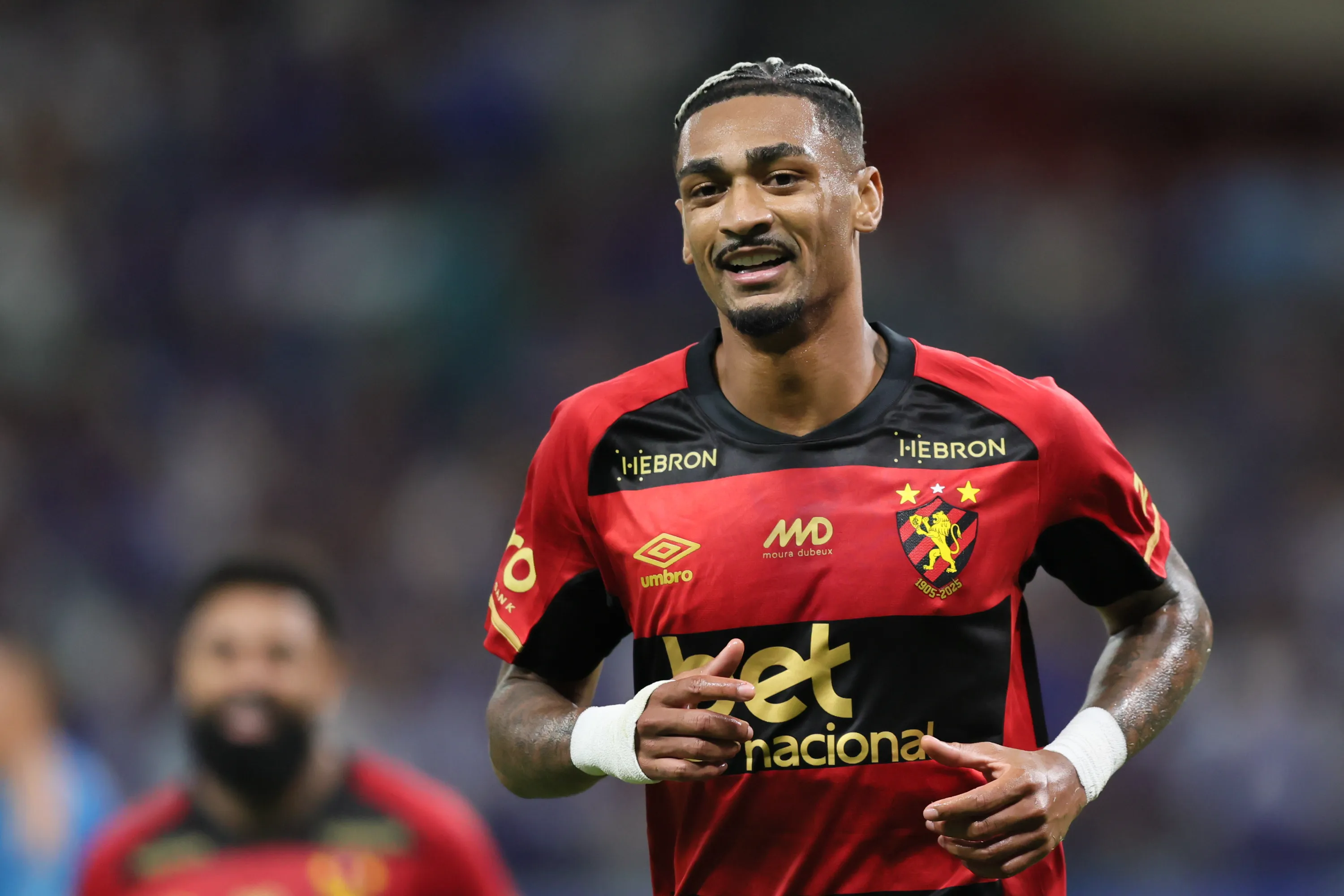 Derik Lacerda jogador do Sport comemora seu gol durante partida contra o Cruzeiro no estadio Mineirao pelo campeonato Brasileiro A 2025. Foto: Gilson Lobo/AGIF