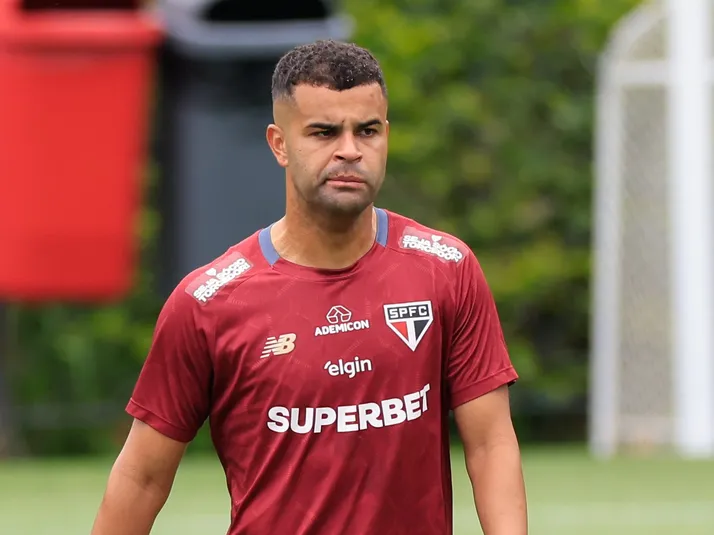 Torcida do São Paulo protesta contra Alisson no Morumbis
