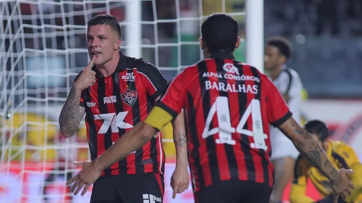 Renato Kayzer jogador do Vitoria comemora seu gol durante partida contra o Remo no estadio Barradao pelo campeonato Brasileiro A 2026. Foto: Marcio Jose/AGIF
