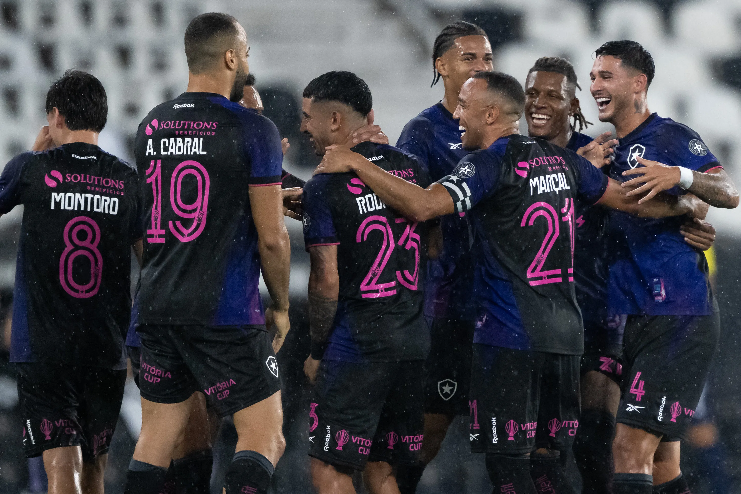 Botafogo pagou os salários dos jogadores – Foto: Jorge Rodrigues/AGIF.