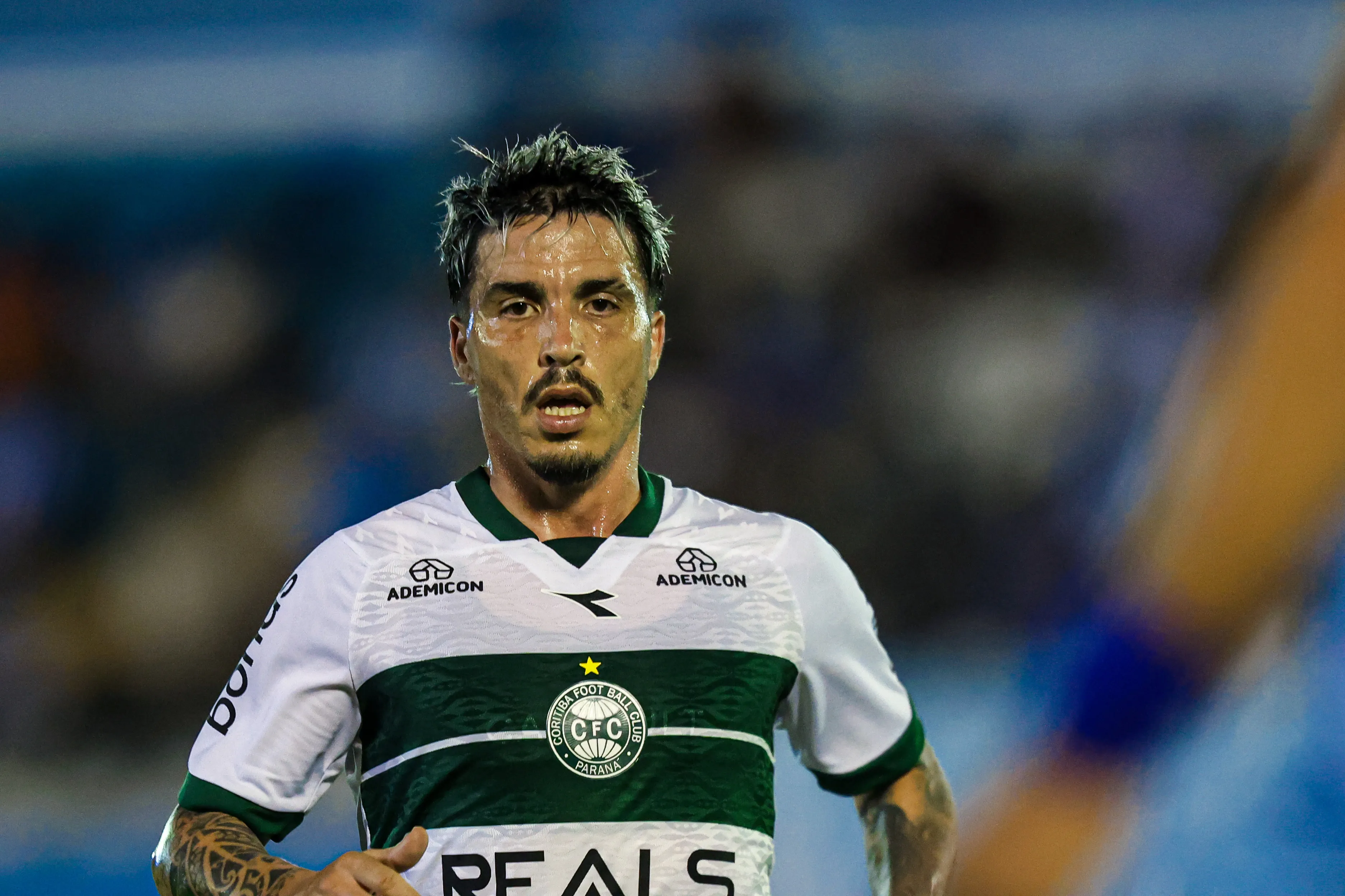 Josue jogador do Coritiba durante partida contra o Paysandu no estadio Curuzu pelo campeonato Brasileiro B 2025. Foto: Fernando Torres/AGIF