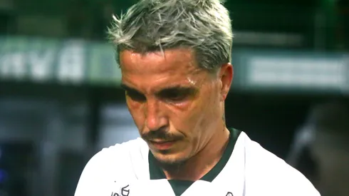 Josue jogador do Coritiba recebe cartao vermelho do arbitro durante partida contra o Bragantino no estadio Couto Pereira pelo campeonato Brasileiro A 2026. Foto: Gabriel Machado/AGIF