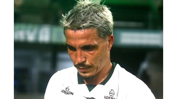 Josue jogador do Coritiba recebe cartao vermelho do arbitro durante partida contra o Bragantino no estadio Couto Pereira pelo campeonato Brasileiro A 2026. Foto: Gabriel Machado/AGIF