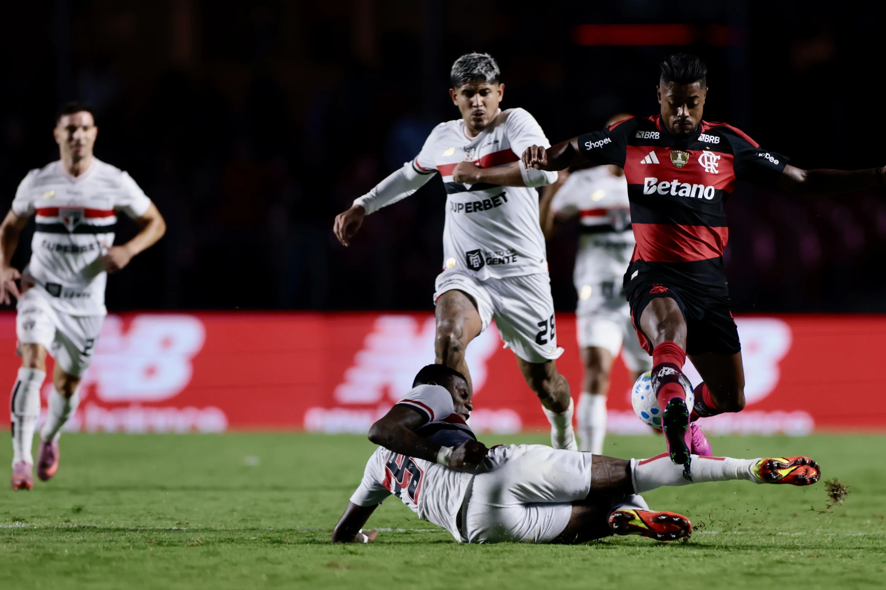 SP – SAO PAULO – 28/01/2026 – BRASILEIRO A 2026, SAO PAULO X FLAMENGO – Arboleda jogador do Sao Paulo disputa lance com Bruno Henrique jogador do Flamengo durante partida no estadio Morumbi pelo campeonato Brasileiro A 2026. Foto: Marcello Zambrana/AGIF